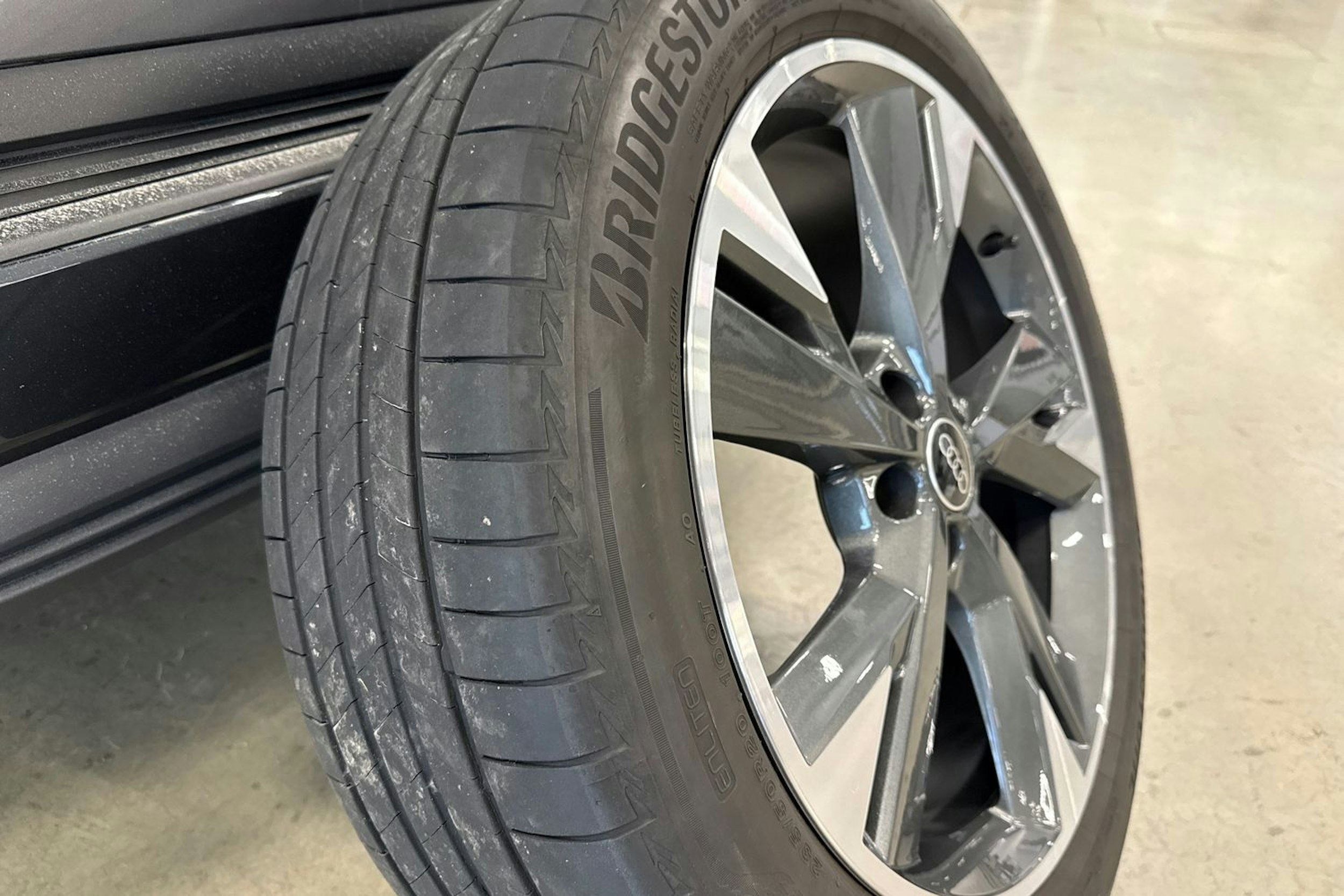 harmaa Audi Q4 e-tron 2024 kuva 18.