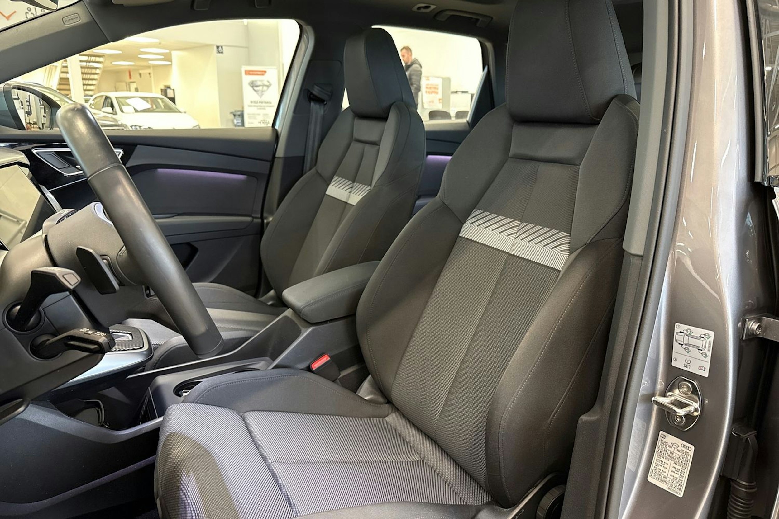 harmaa Audi Q4 e-tron 2024 kuva 19.