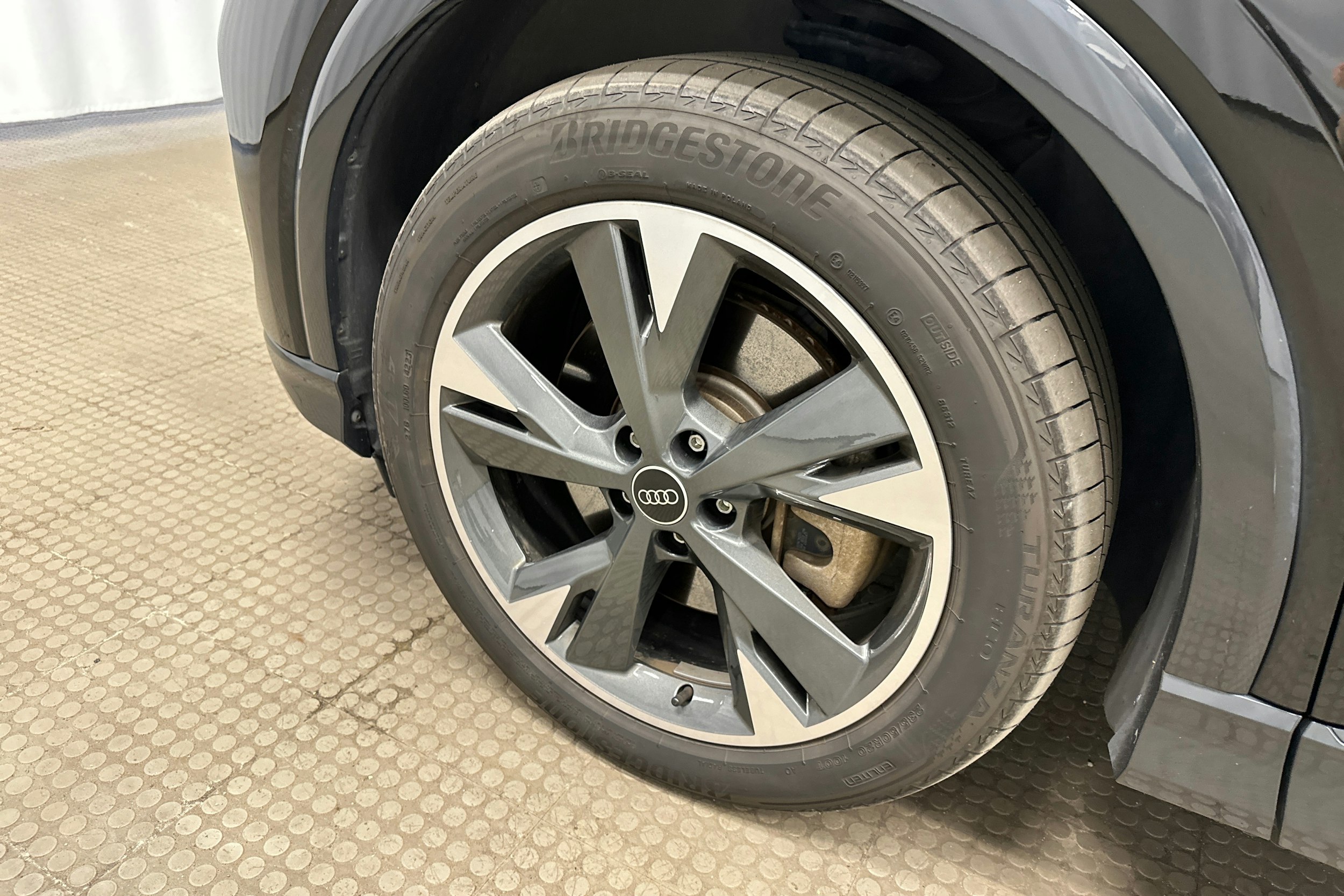 musta Audi Q4 e-tron 2024 kuva 11.