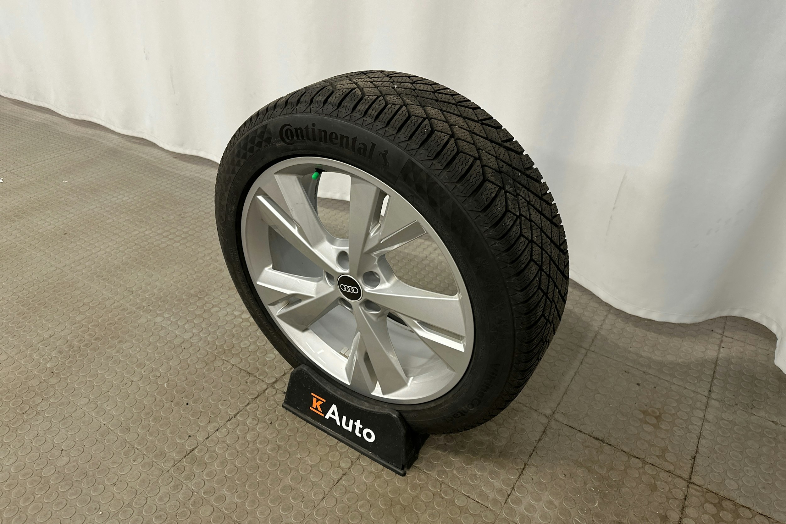 musta Audi Q4 e-tron 2024 kuva 12.