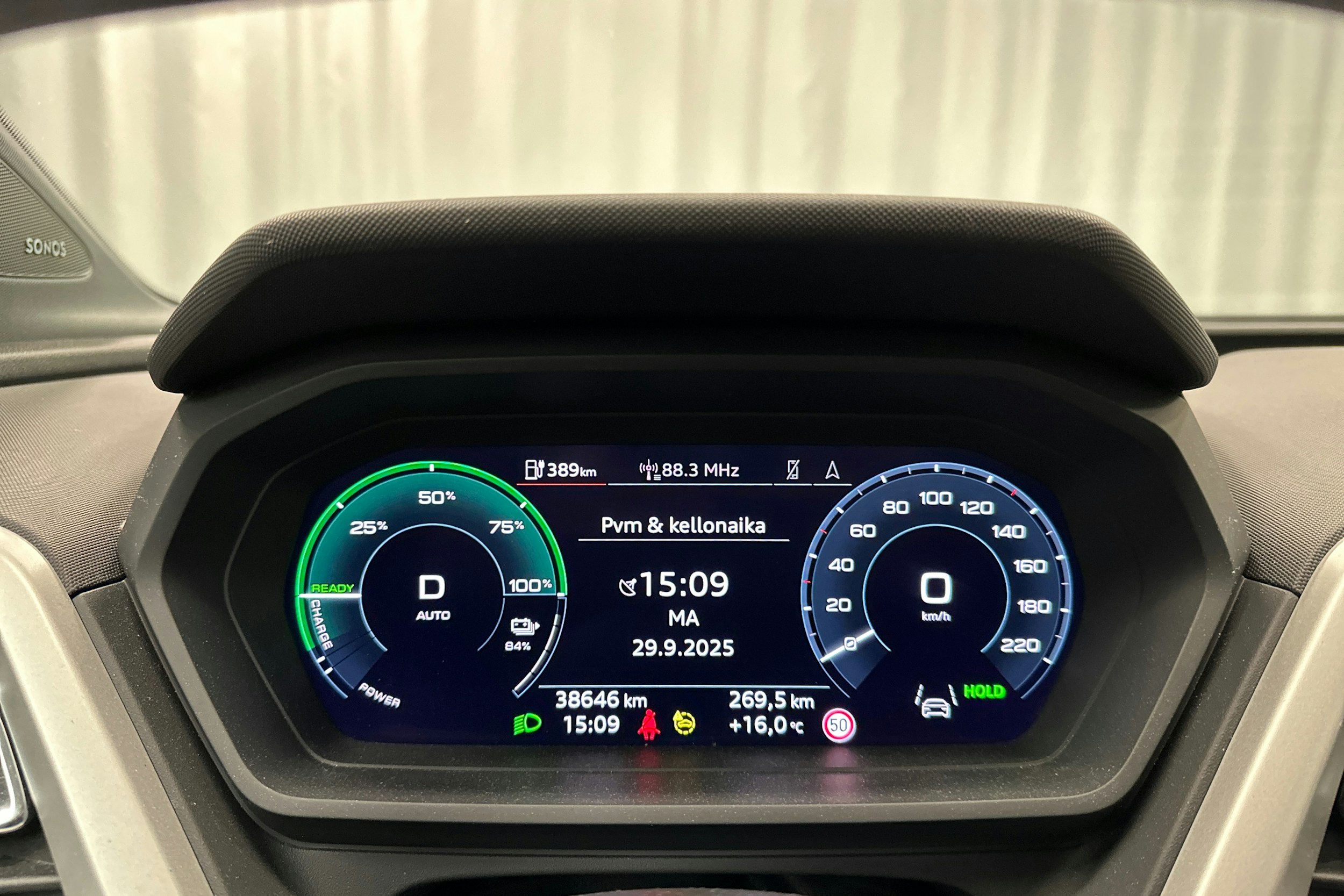 musta Audi Q4 e-tron 2024 kuva 13.