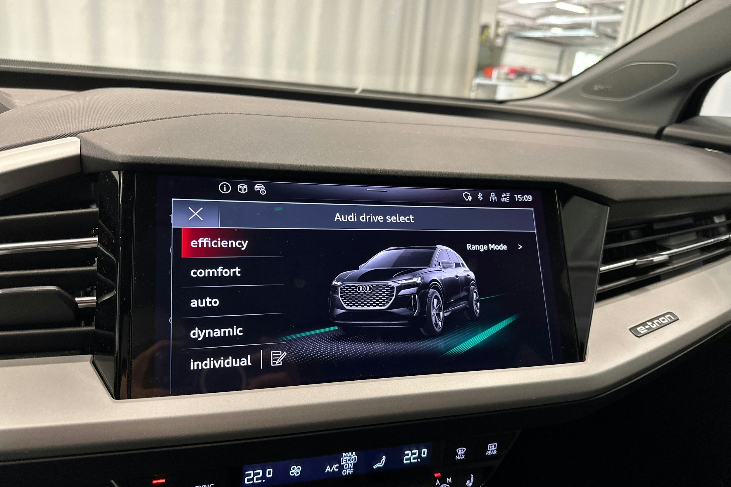 musta Audi Q4 e-tron 2024 kuva 17.
