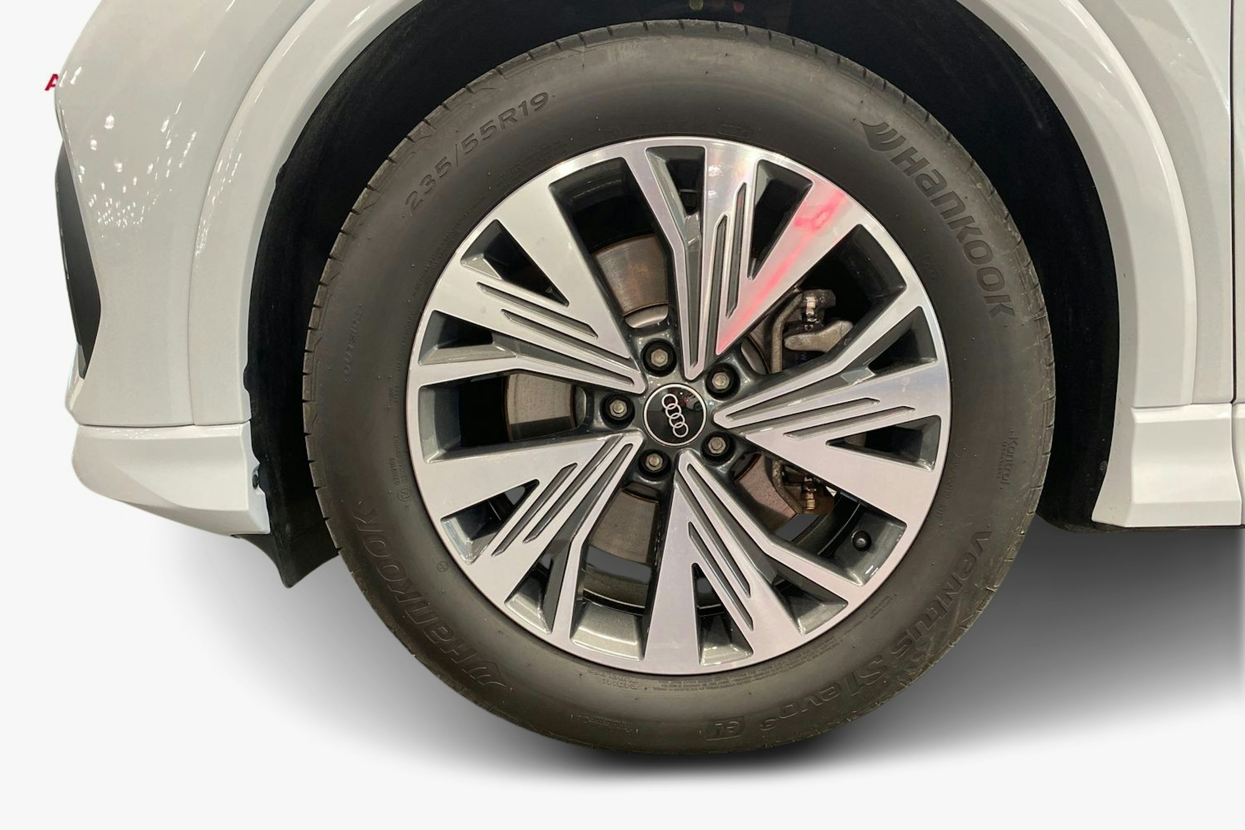 valkoinen Audi Q4 e-tron 2024 kuva 11.
