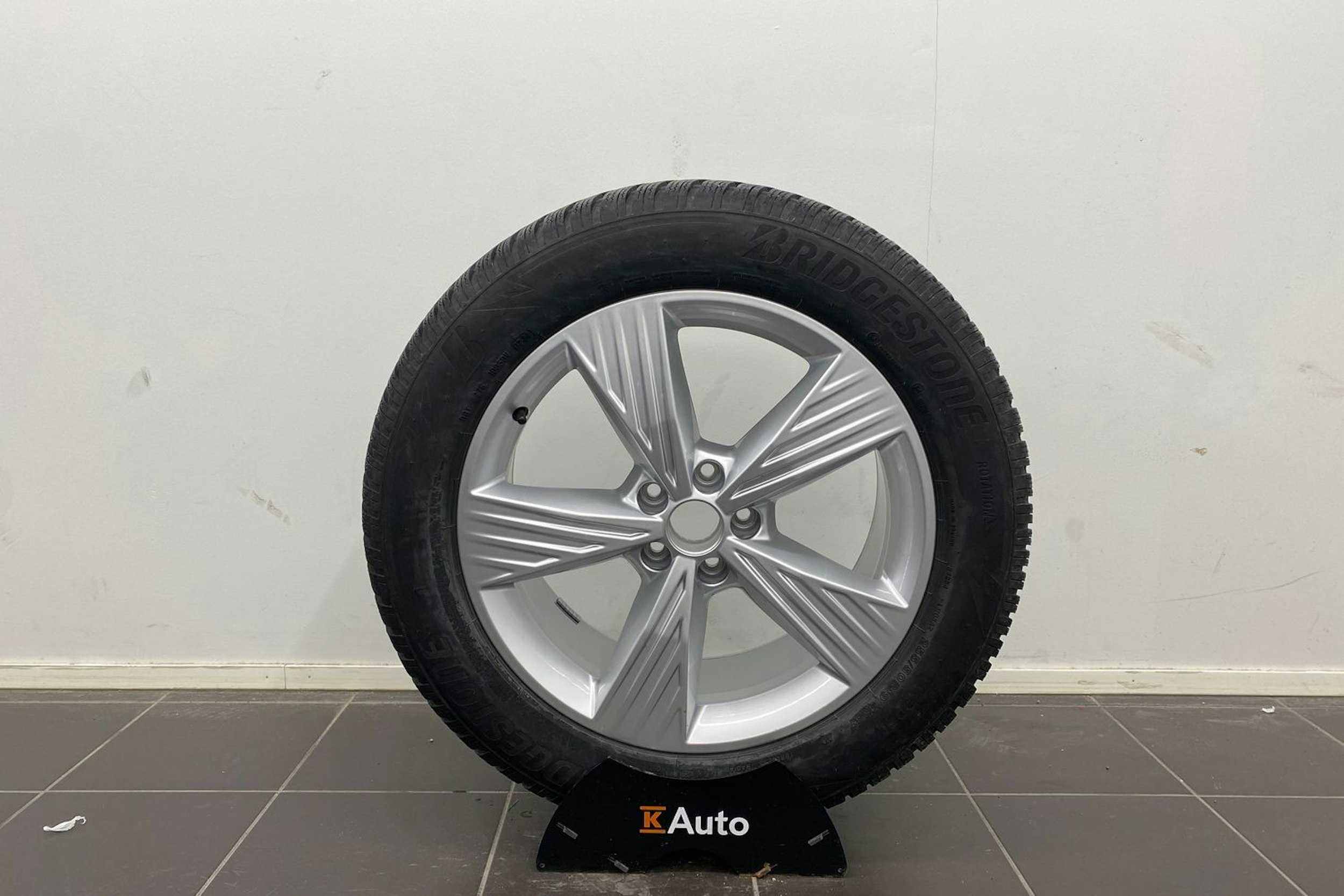 valkoinen Audi Q4 e-tron 2024 kuva 12.