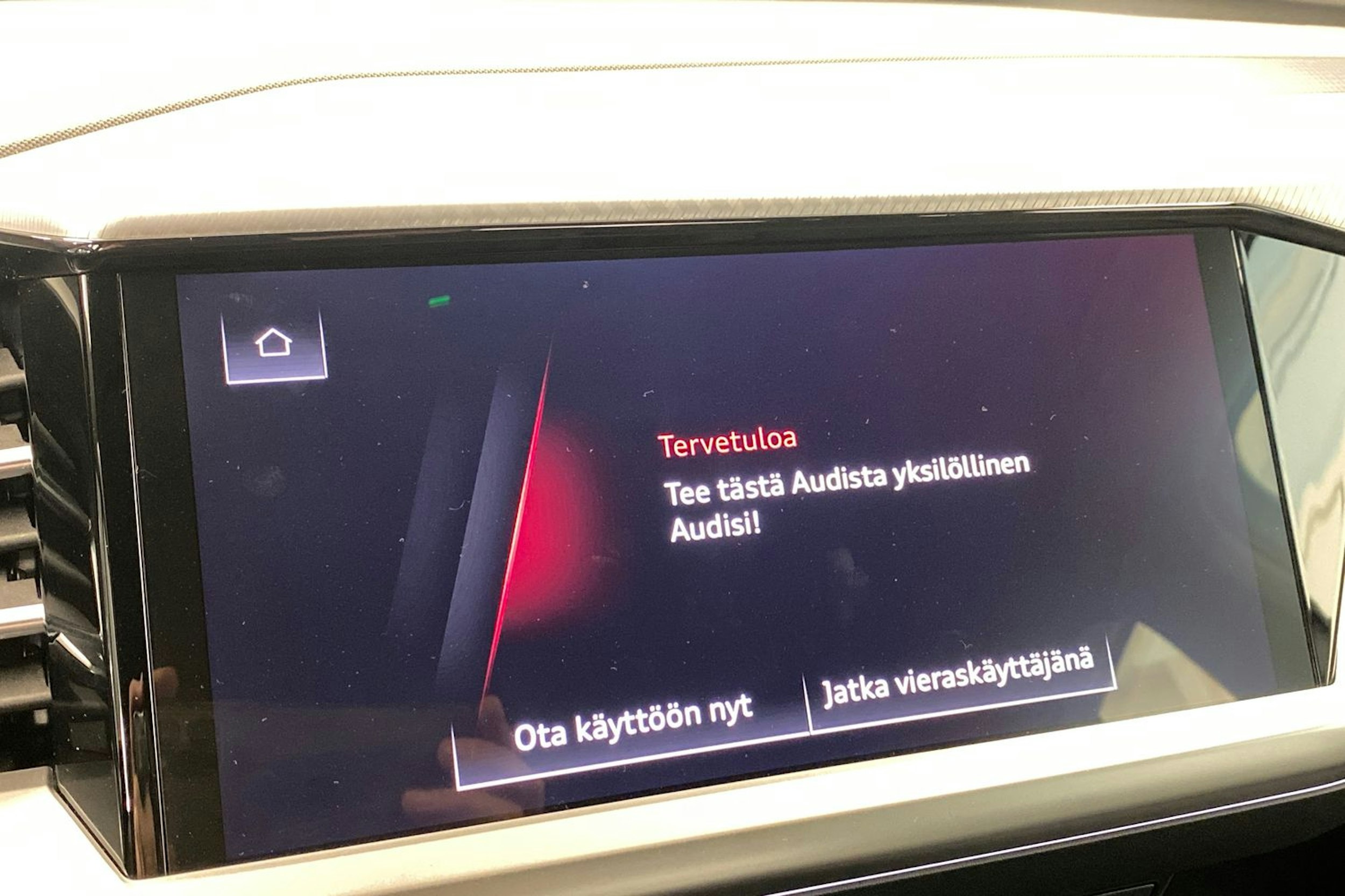 valkoinen Audi Q4 e-tron 2024 kuva 13.