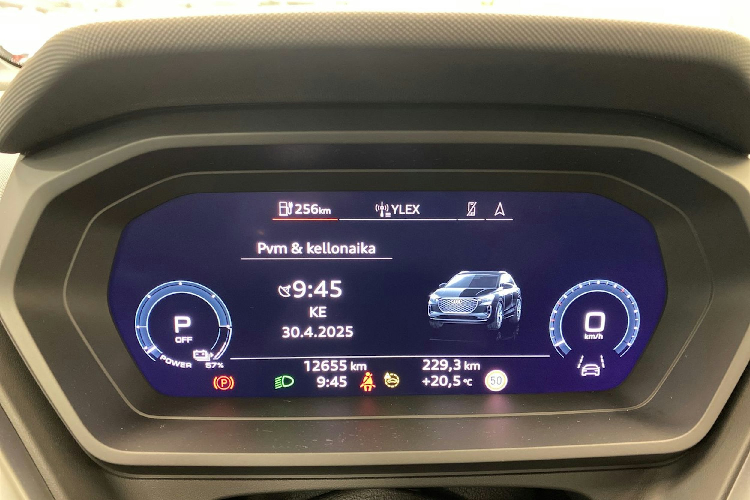 valkoinen Audi Q4 e-tron 2024 kuva 14.