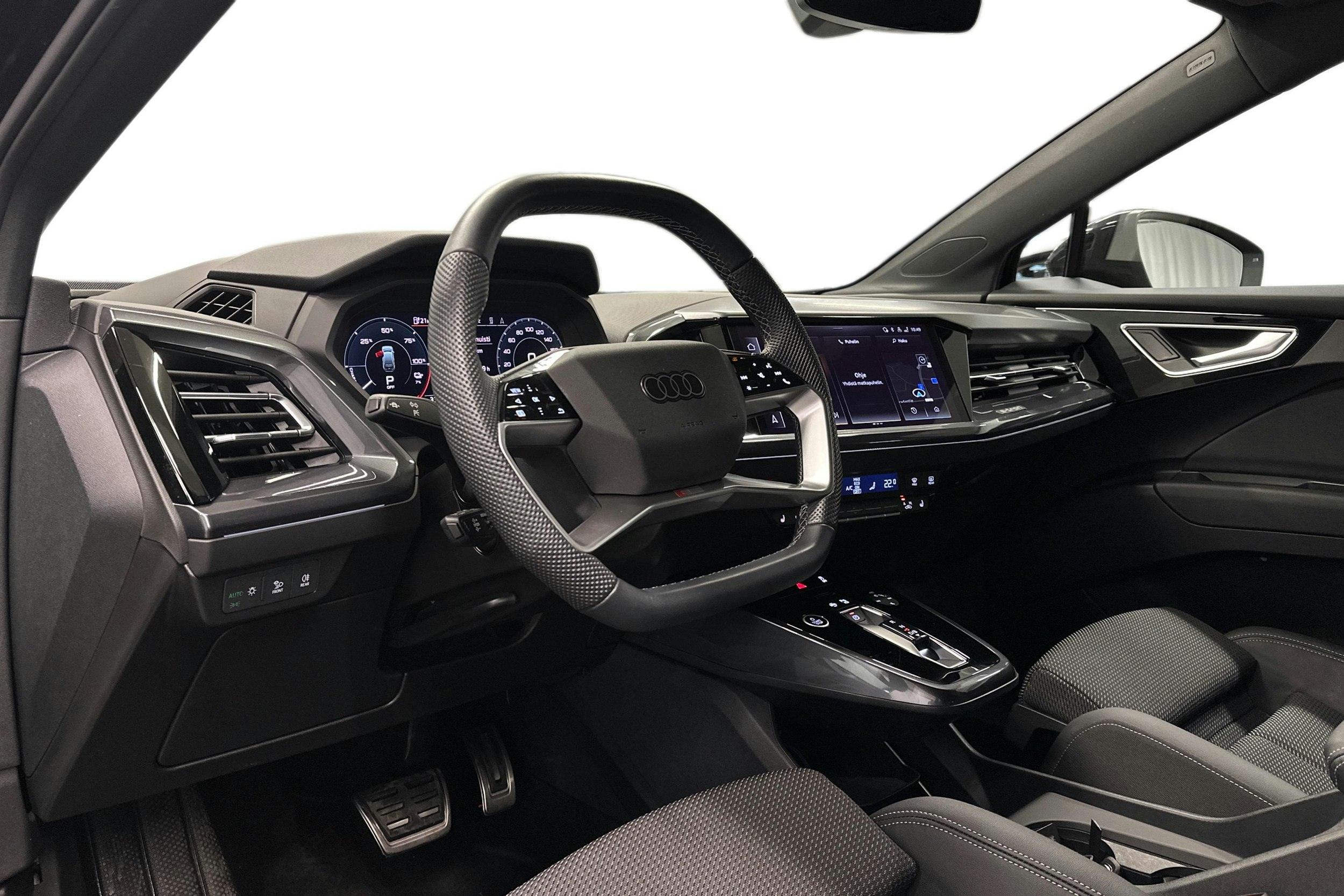 musta Audi Q4 e-tron 2024 kuva 6.