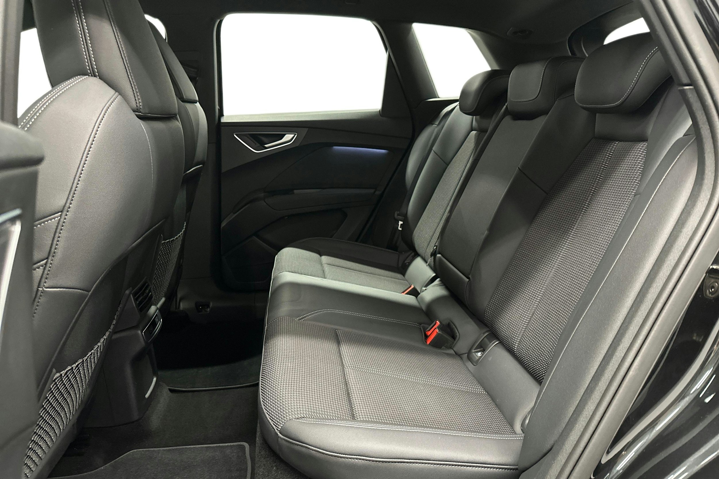 musta Audi Q4 e-tron 2024 kuva 8.