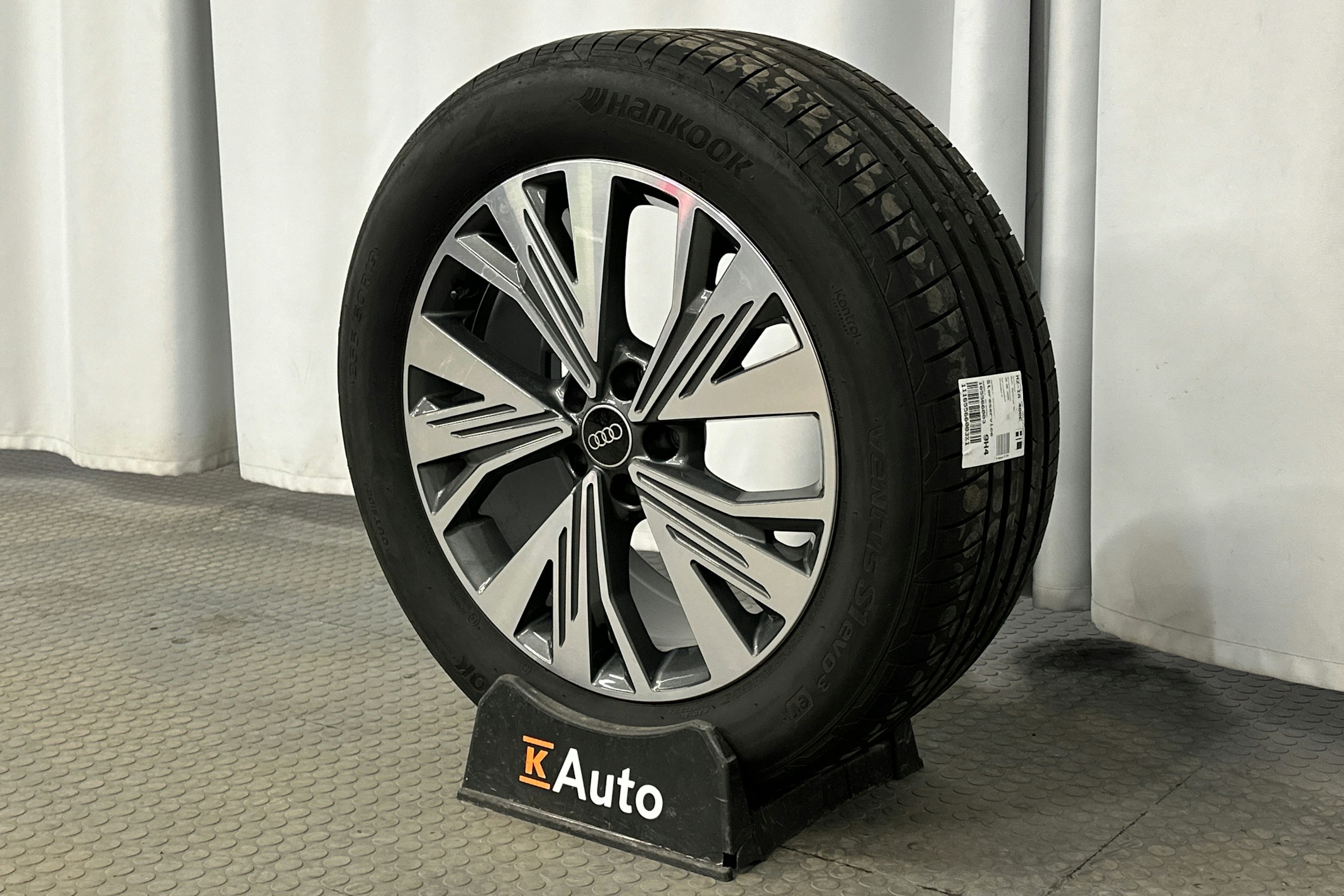 musta Audi Q4 e-tron 2024 kuva 10.