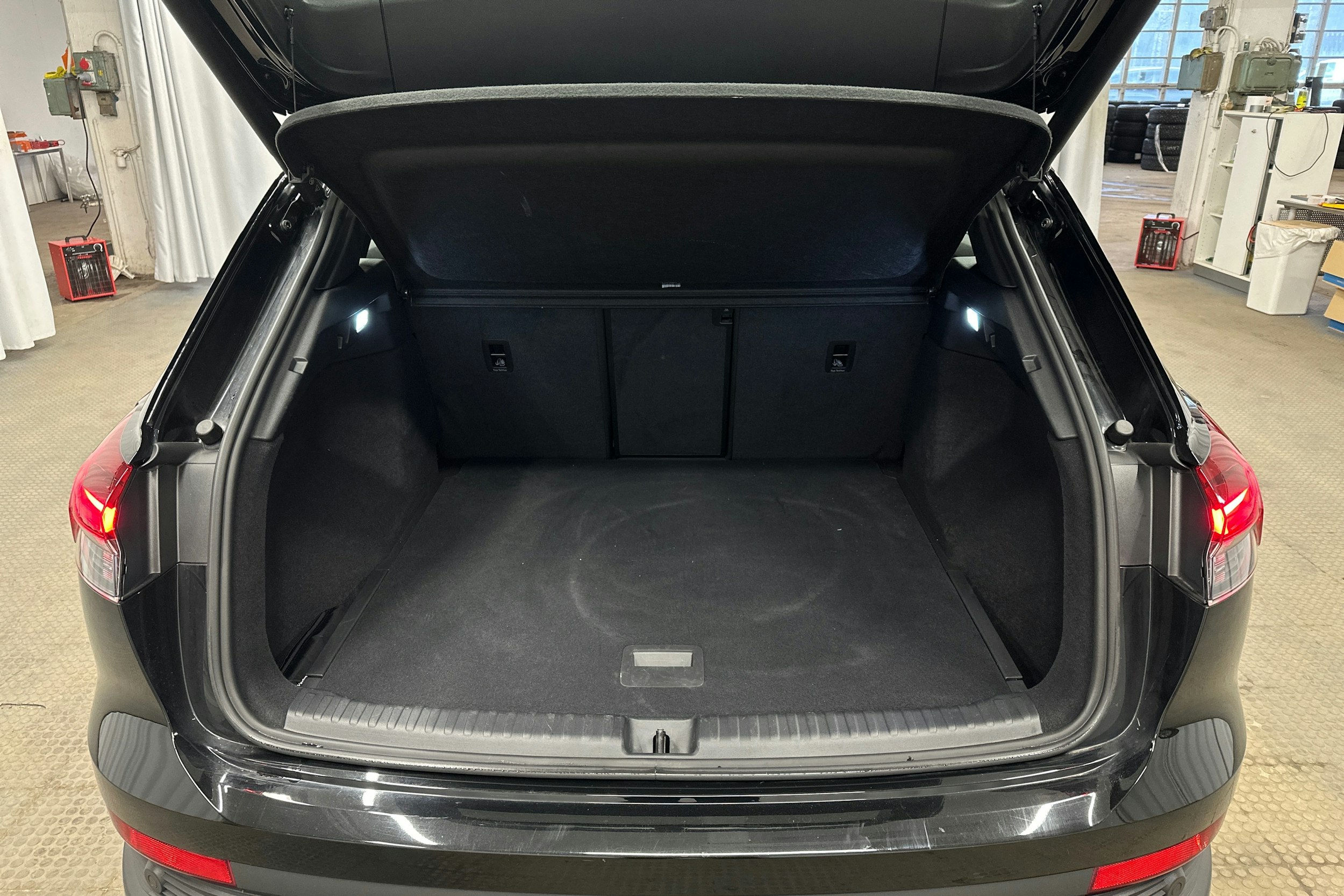 musta Audi Q4 e-tron 2024 kuva 11.