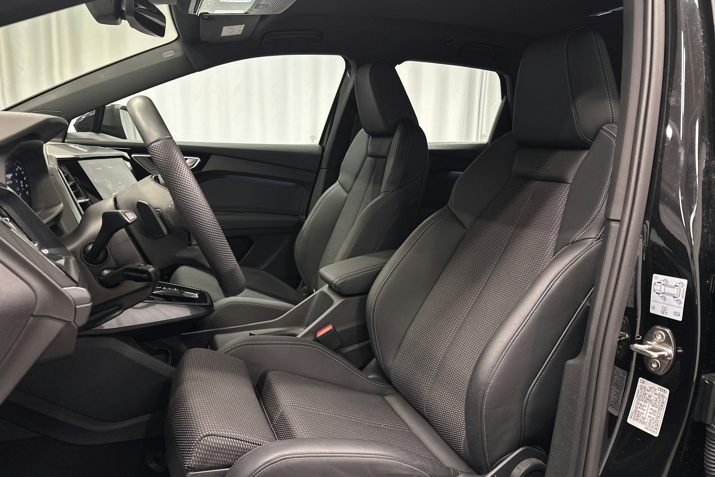 musta Audi Q4 e-tron 2024 kuva 12.