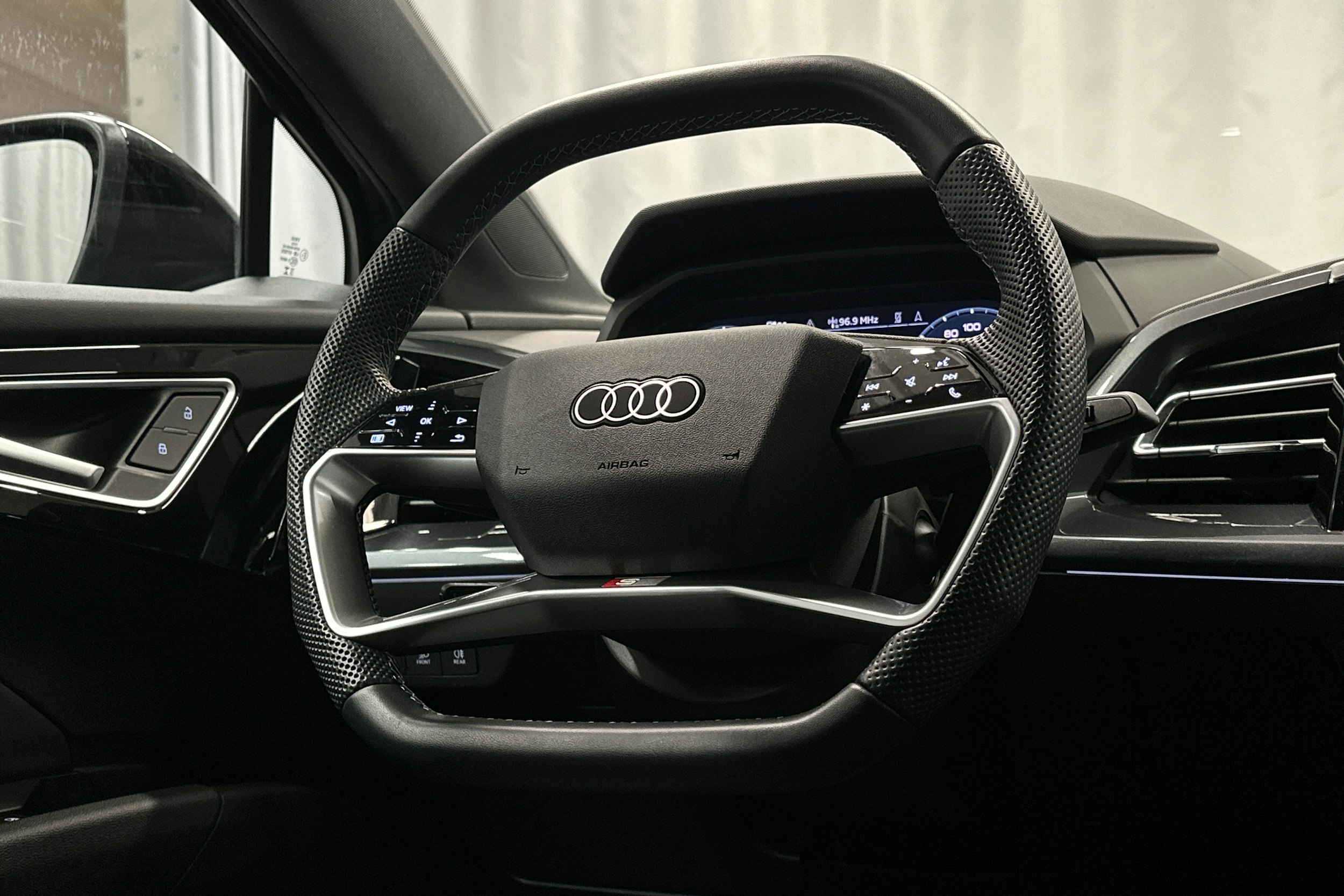 musta Audi Q4 e-tron 2024 kuva 13.