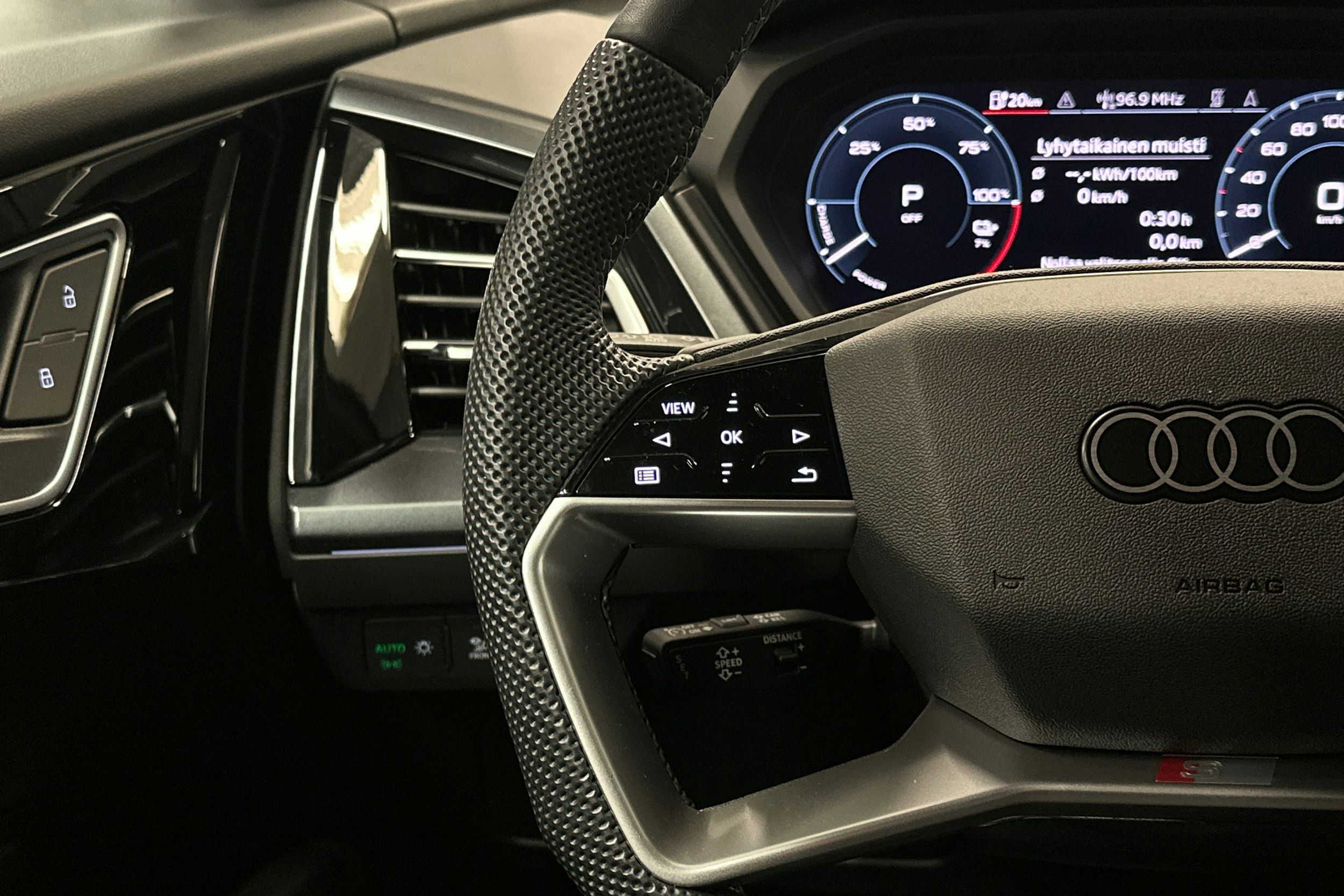 musta Audi Q4 e-tron 2024 kuva 14.