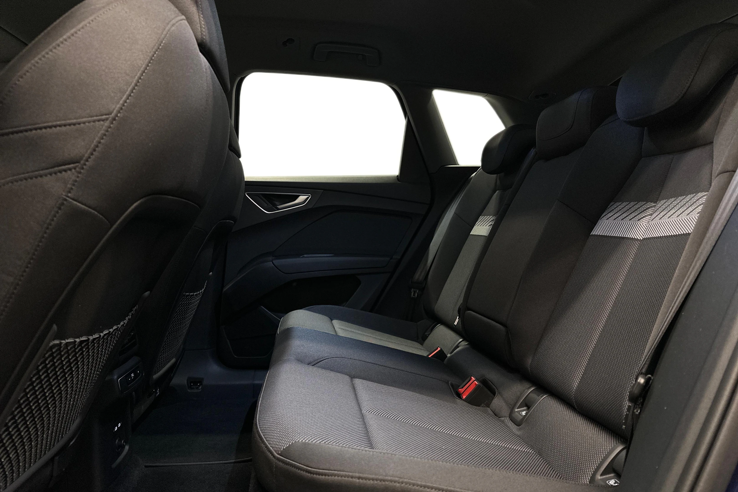 sininen Audi Q4 e-tron 2024 kuva 8.
