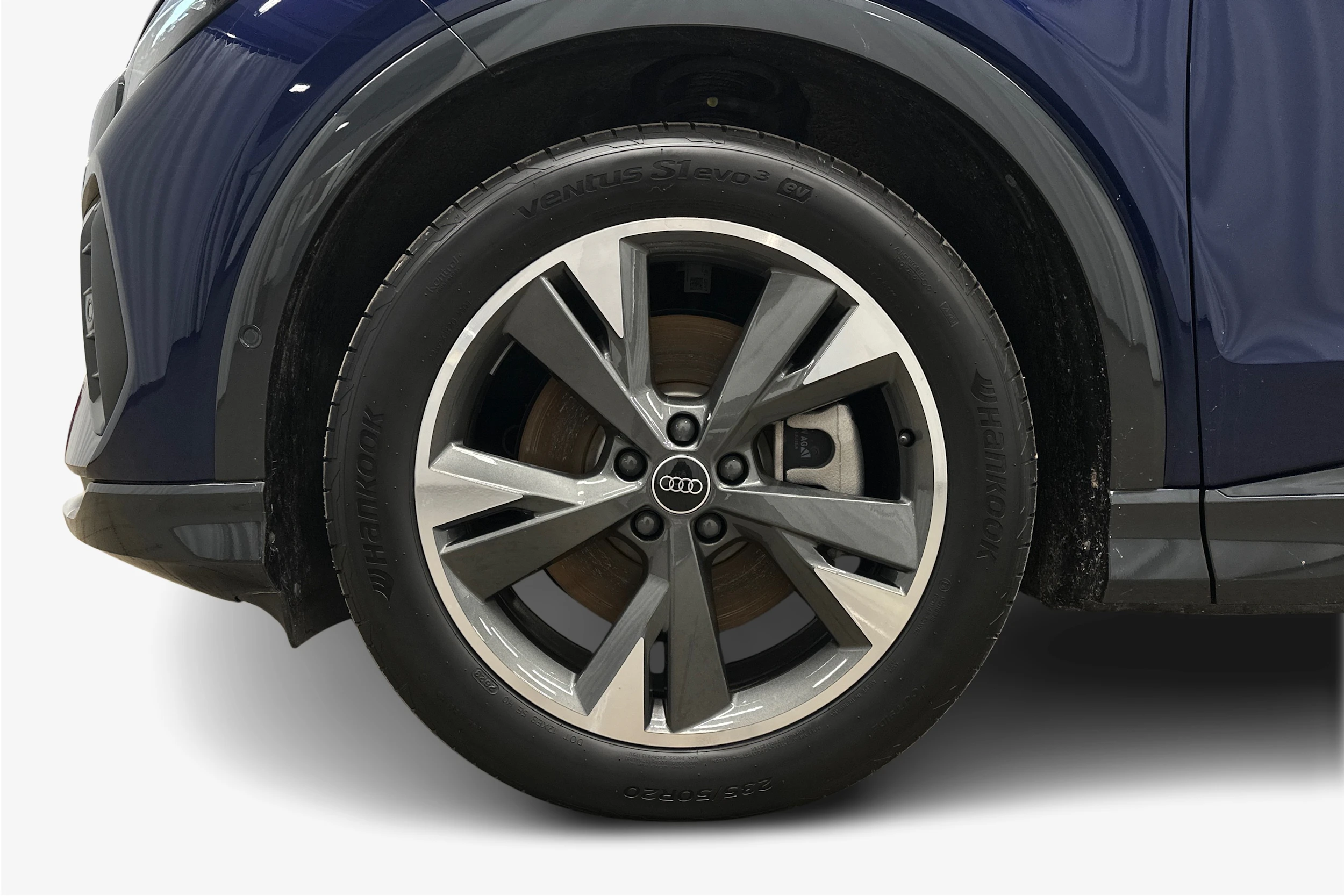 sininen Audi Q4 e-tron 2024 kuva 9.