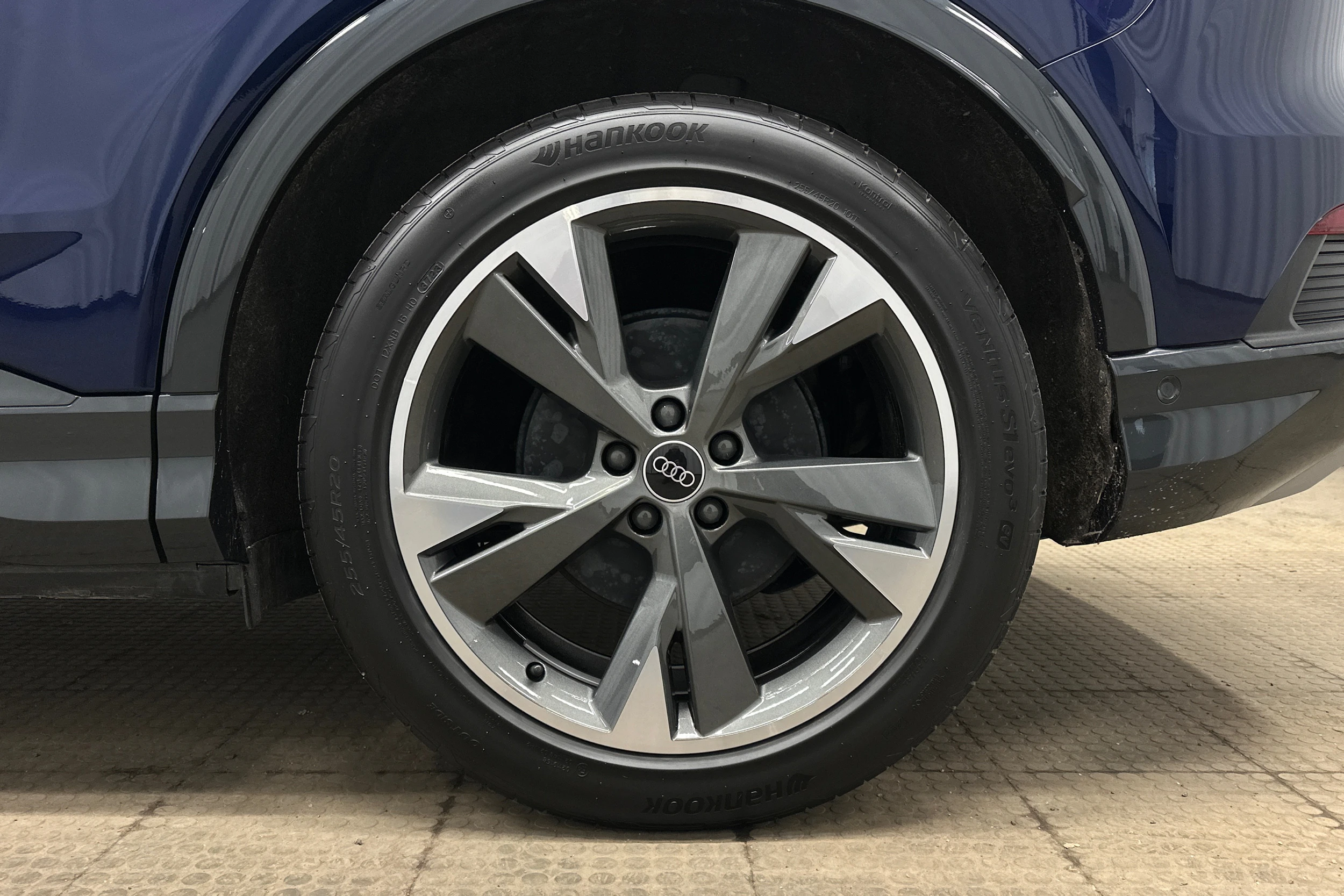 sininen Audi Q4 e-tron 2024 kuva 10.