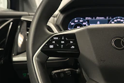 sininen Audi Q4 e-tron 2024 kuva 11.