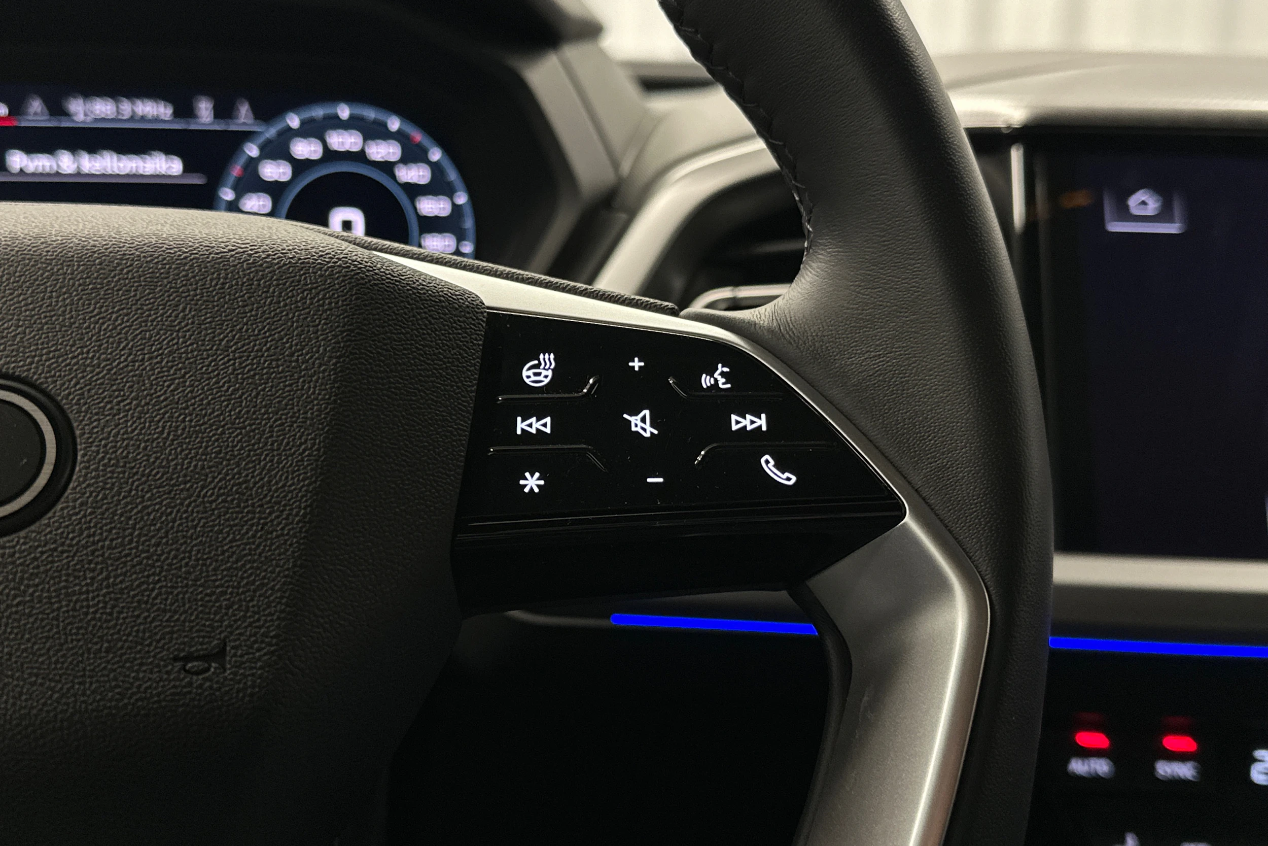 sininen Audi Q4 e-tron 2024 kuva 12.