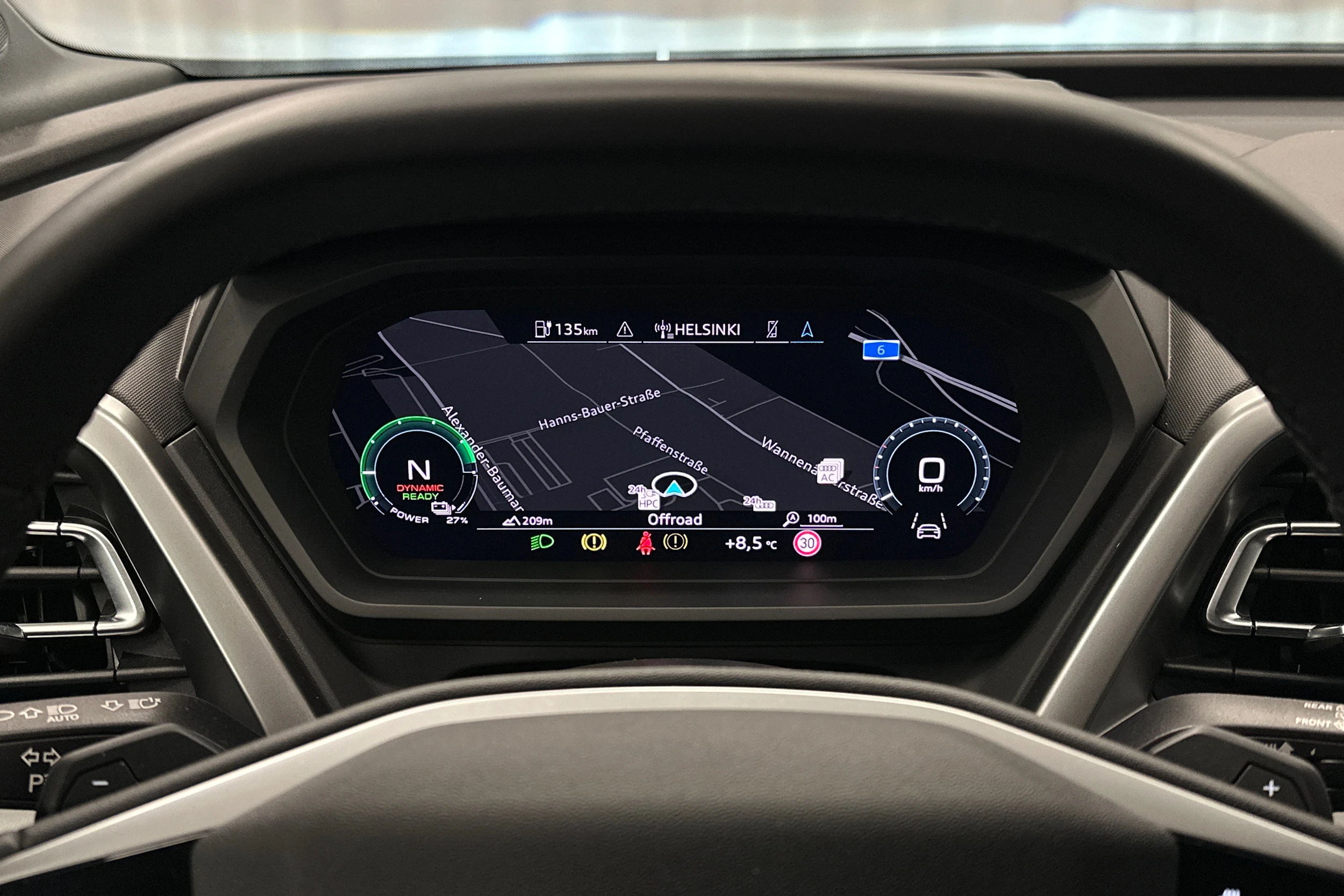 sininen Audi Q4 e-tron 2024 kuva 13.