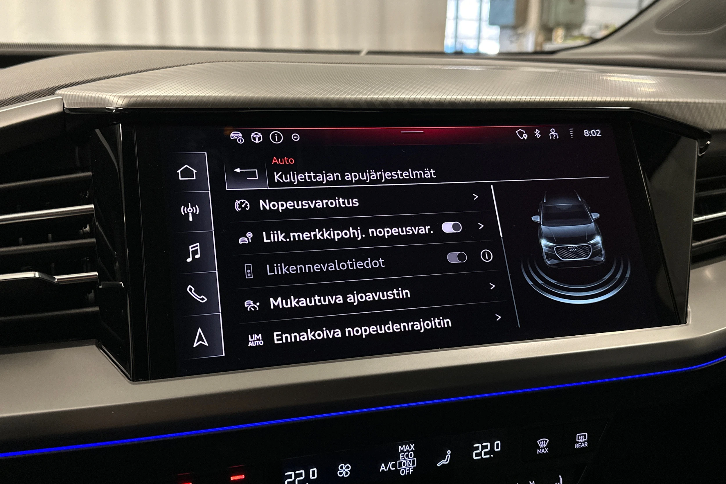 sininen Audi Q4 e-tron 2024 kuva 18.