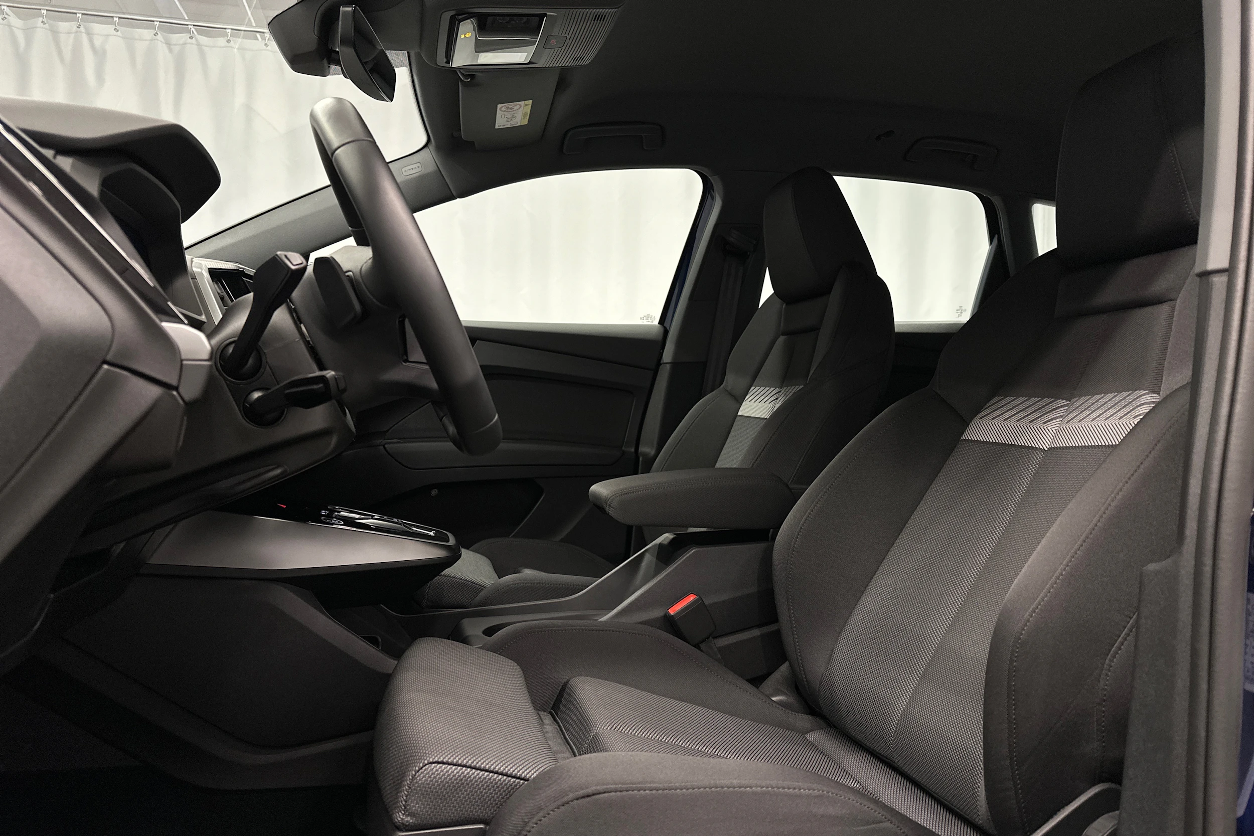 sininen Audi Q4 e-tron 2024 kuva 23.