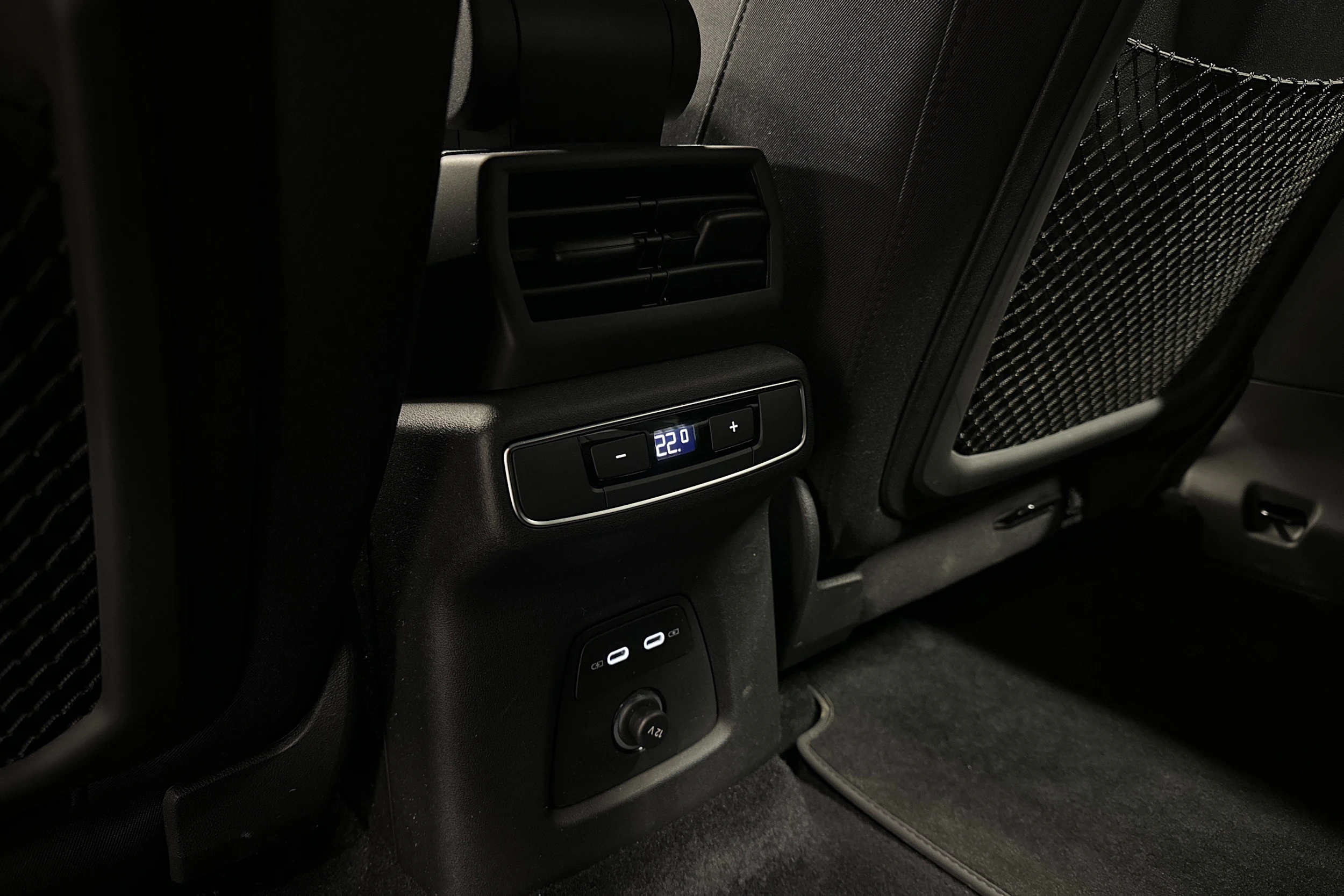 sininen Audi Q4 e-tron 2024 kuva 24.