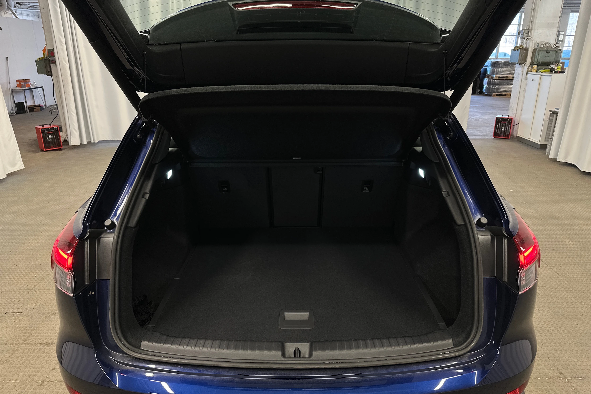 sininen Audi Q4 e-tron 2024 kuva 25.