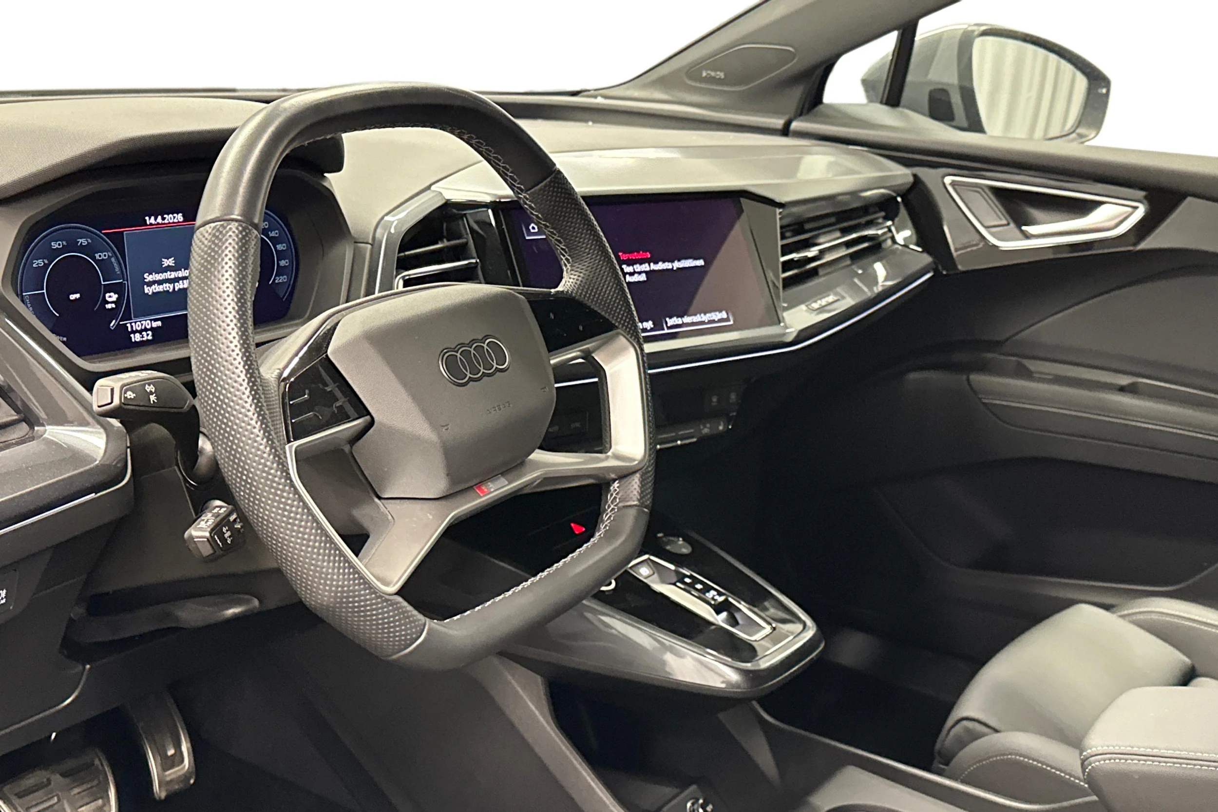 harmaa Audi Q4 e-tron 2024 kuva 6.