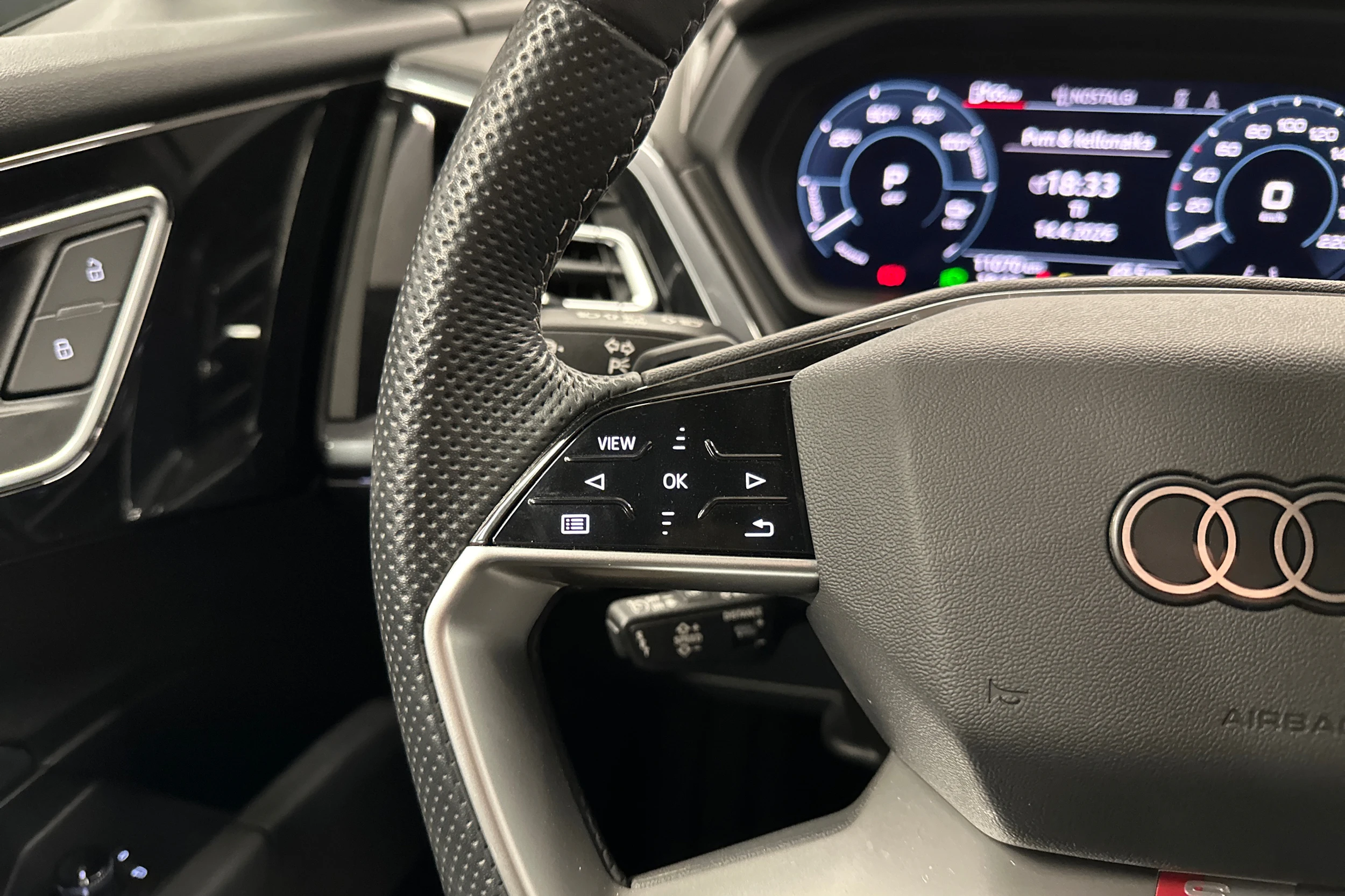 harmaa Audi Q4 e-tron 2024 kuva 11.