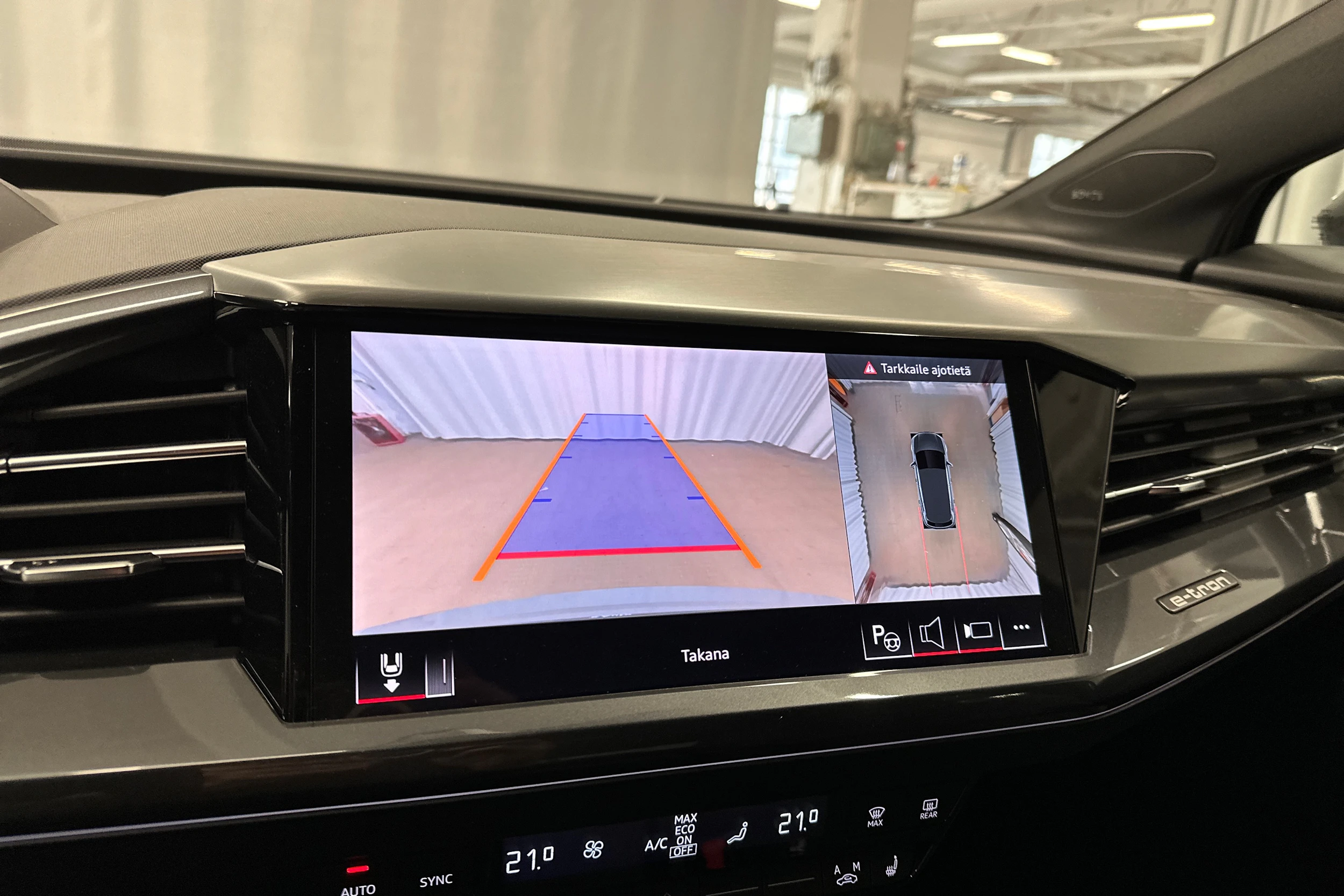 harmaa Audi Q4 e-tron 2024 kuva 16.