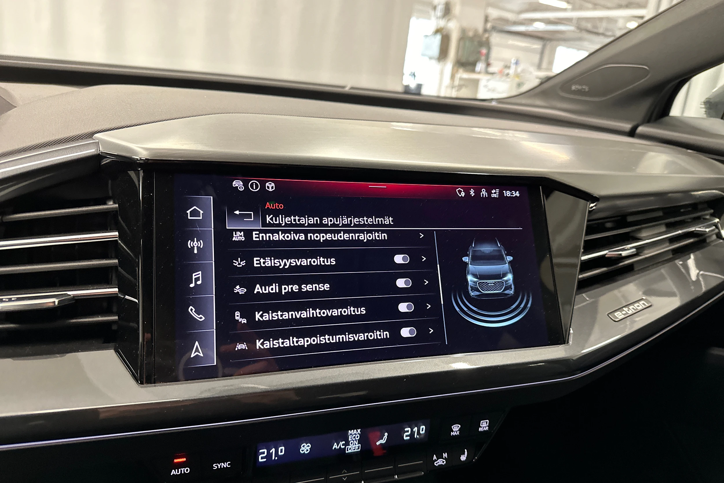 harmaa Audi Q4 e-tron 2024 kuva 18.