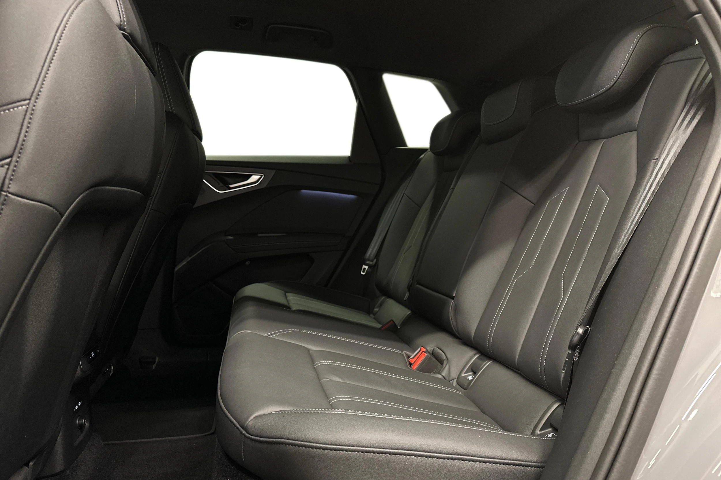 harmaa Audi Q4 e-tron 2024 kuva 8.