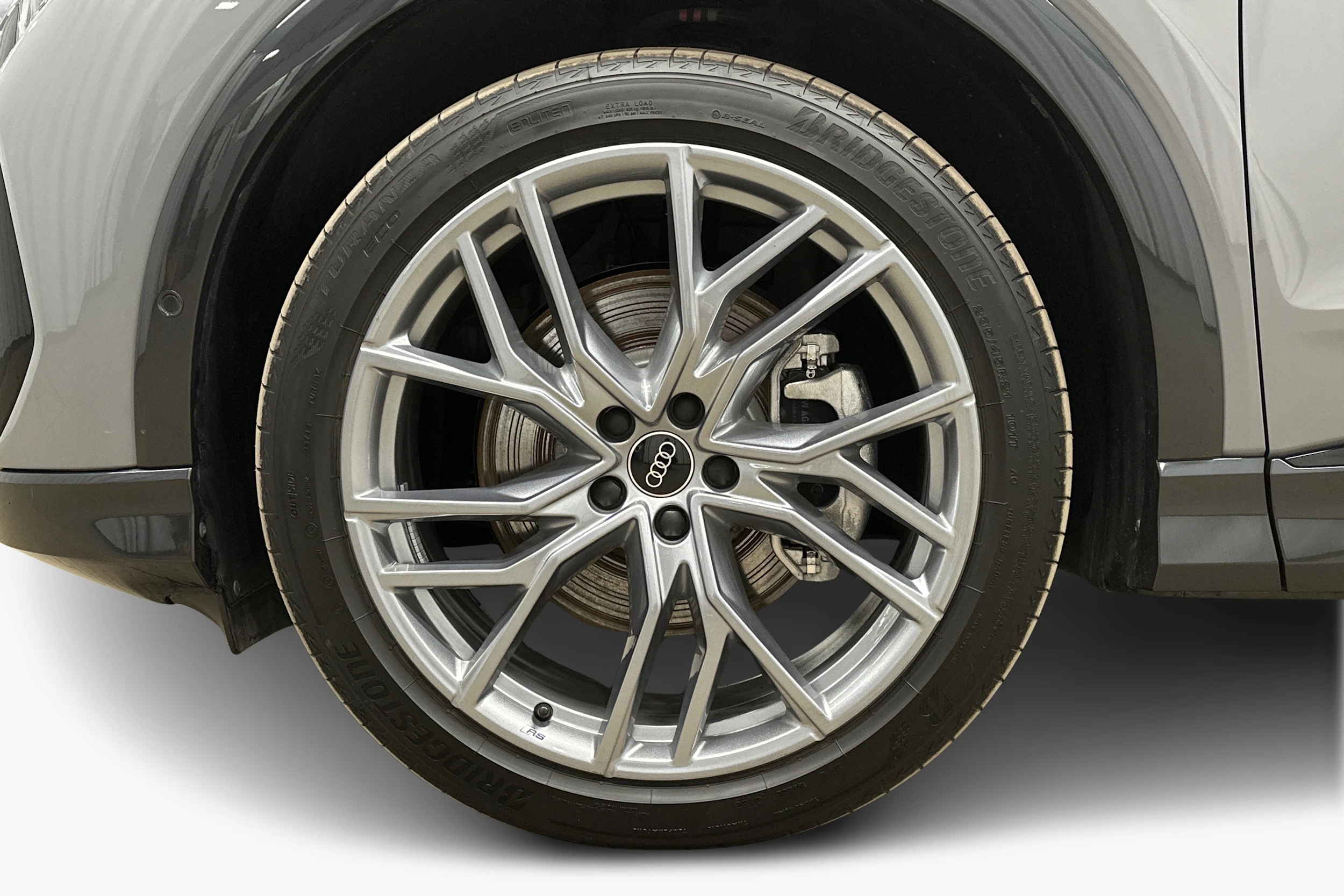 harmaa Audi Q4 e-tron 2024 kuva 9.