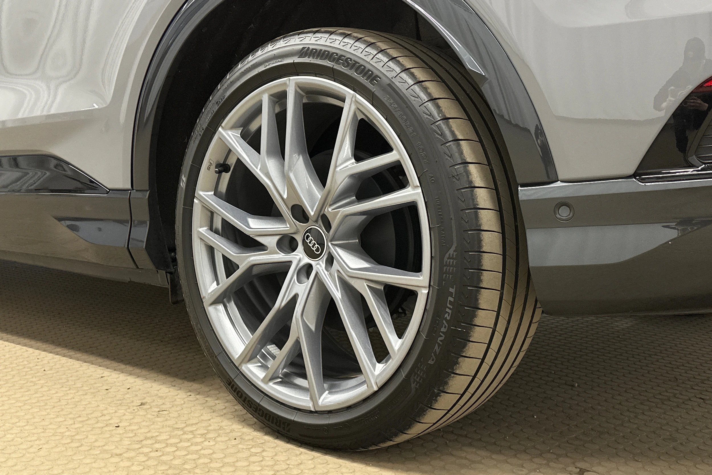 harmaa Audi Q4 e-tron 2024 kuva 10.