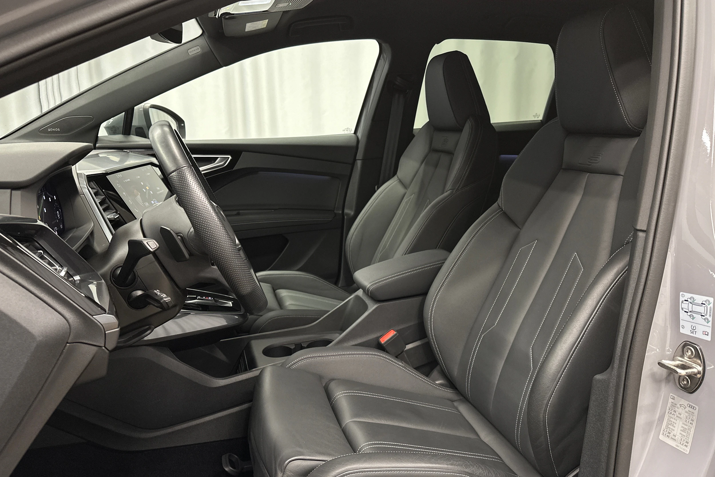 harmaa Audi Q4 e-tron 2024 kuva 15.