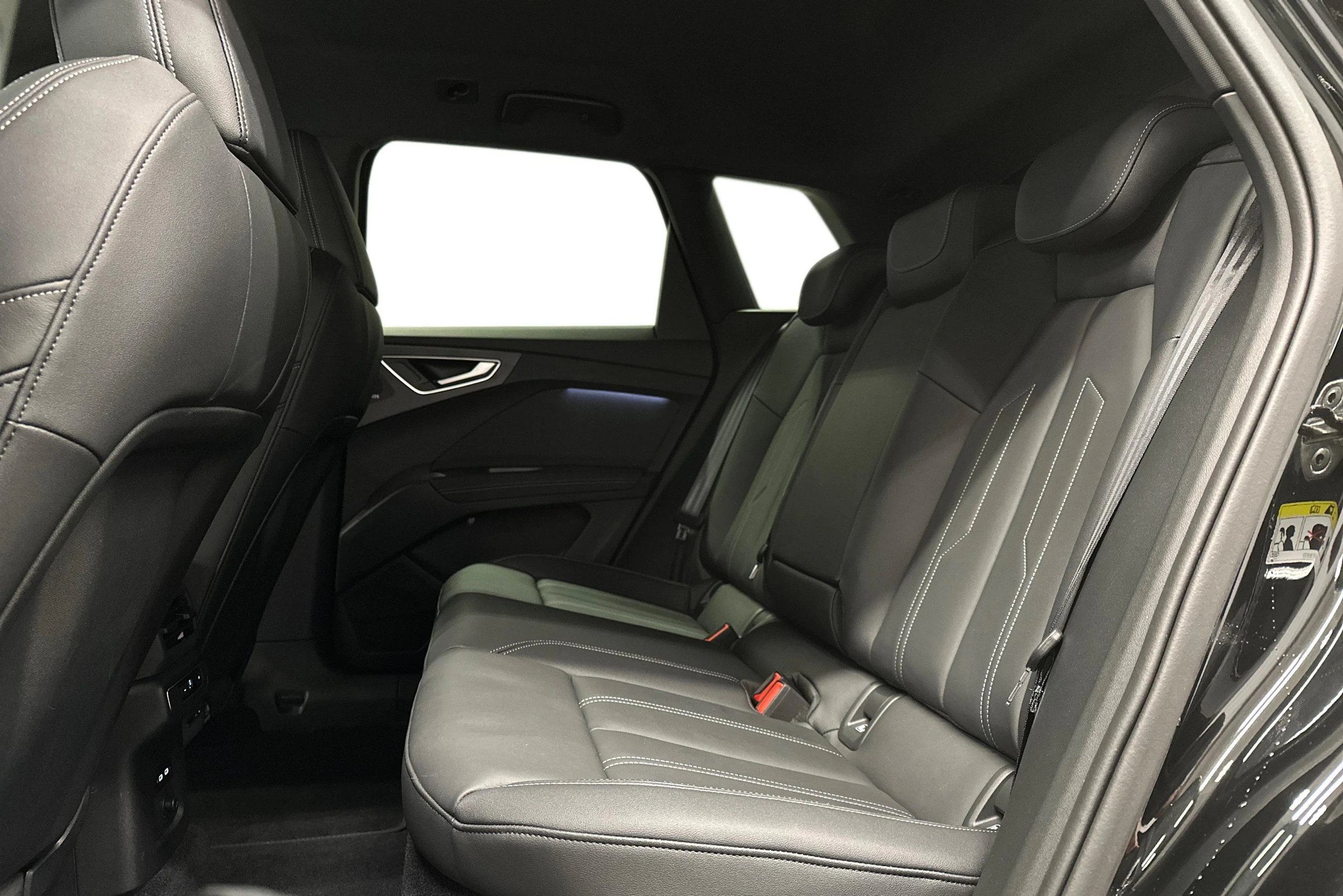 musta Audi Q4 e-tron 2024 kuva 8.