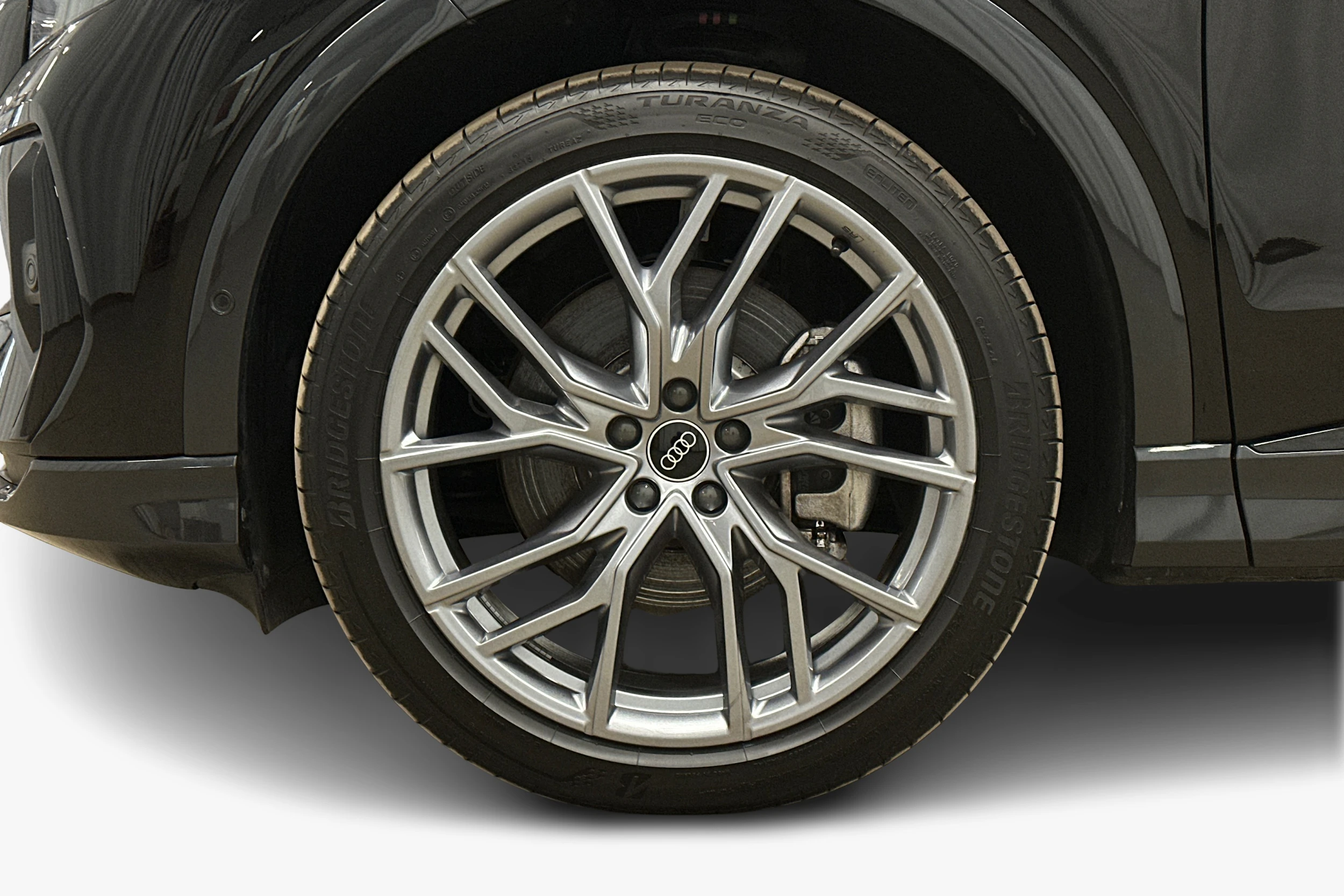 musta Audi Q4 e-tron 2024 kuva 9.