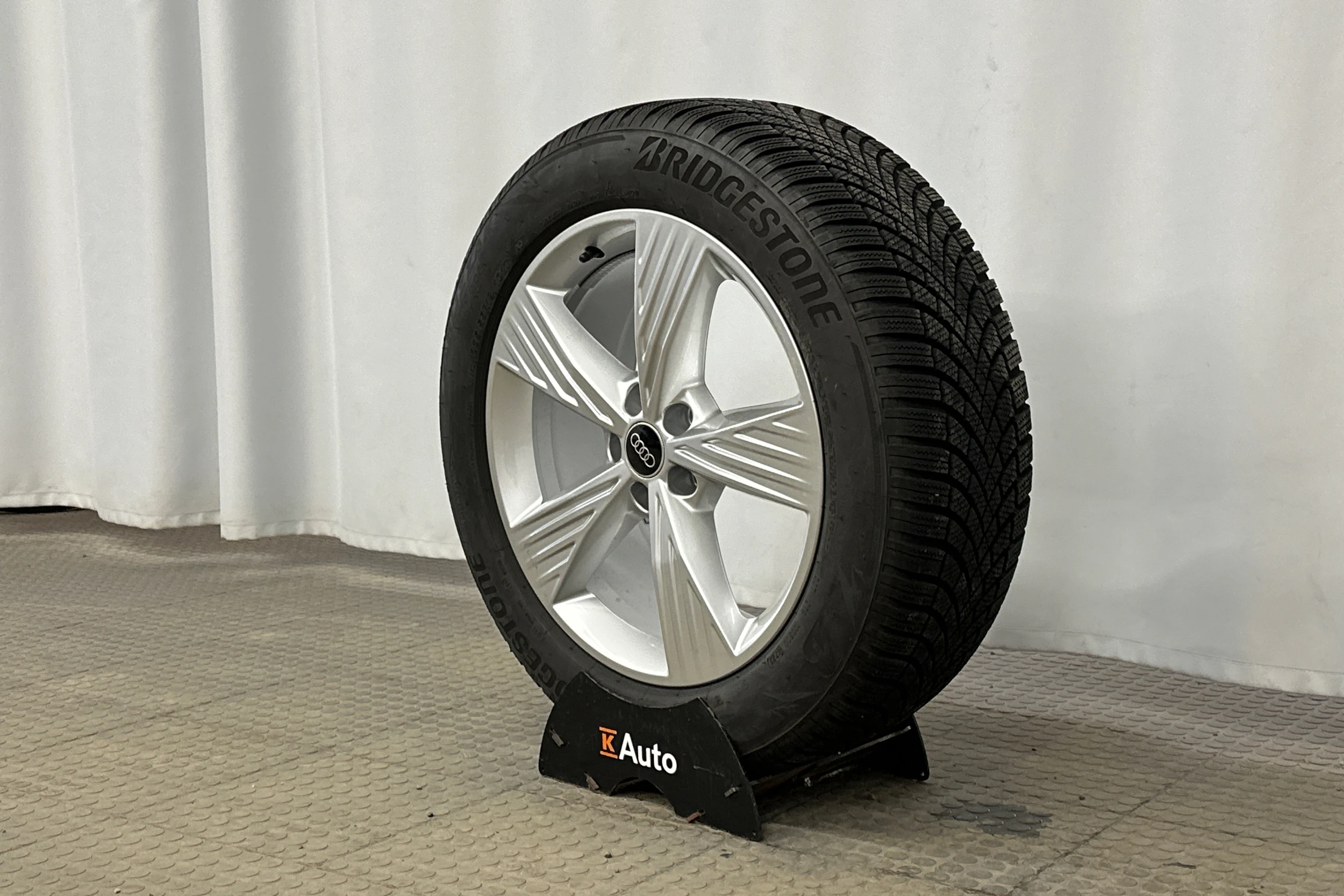 musta Audi Q4 e-tron 2024 kuva 10.