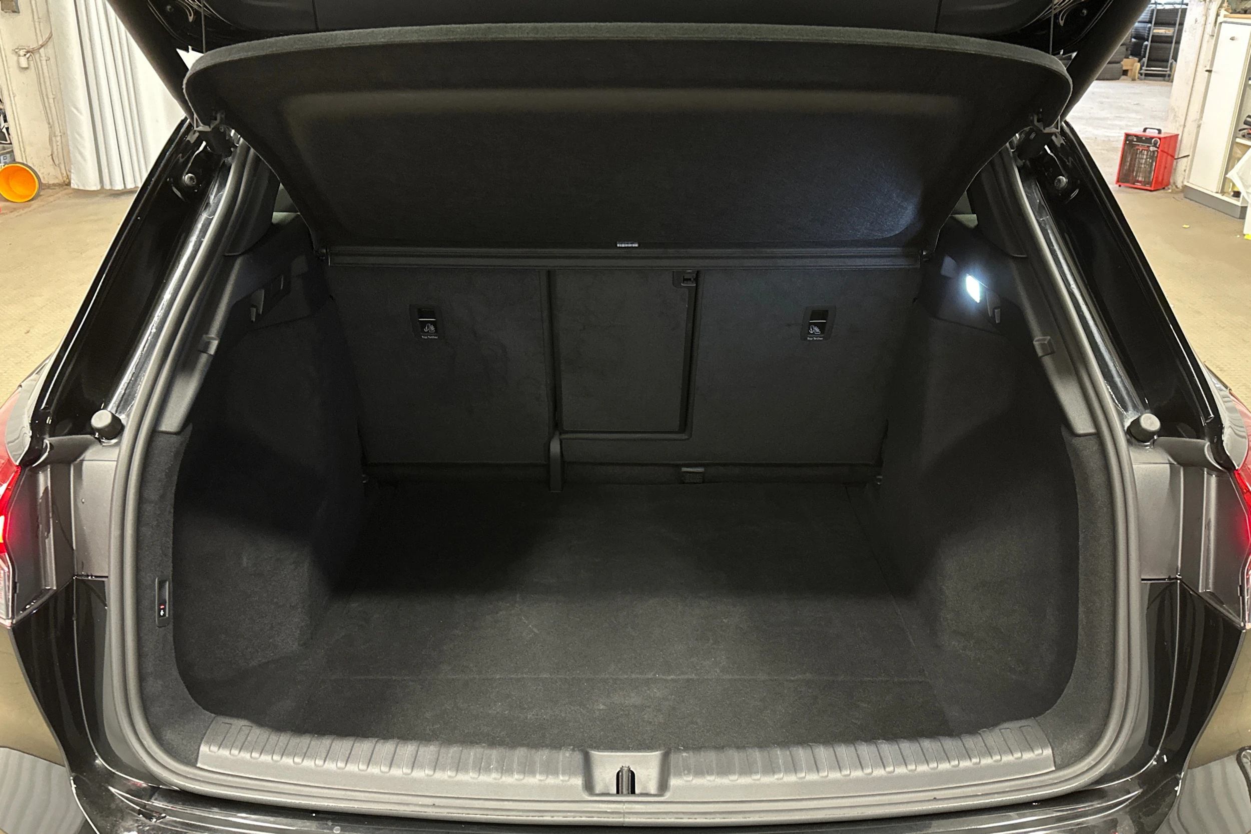 musta Audi Q4 e-tron 2024 kuva 11.