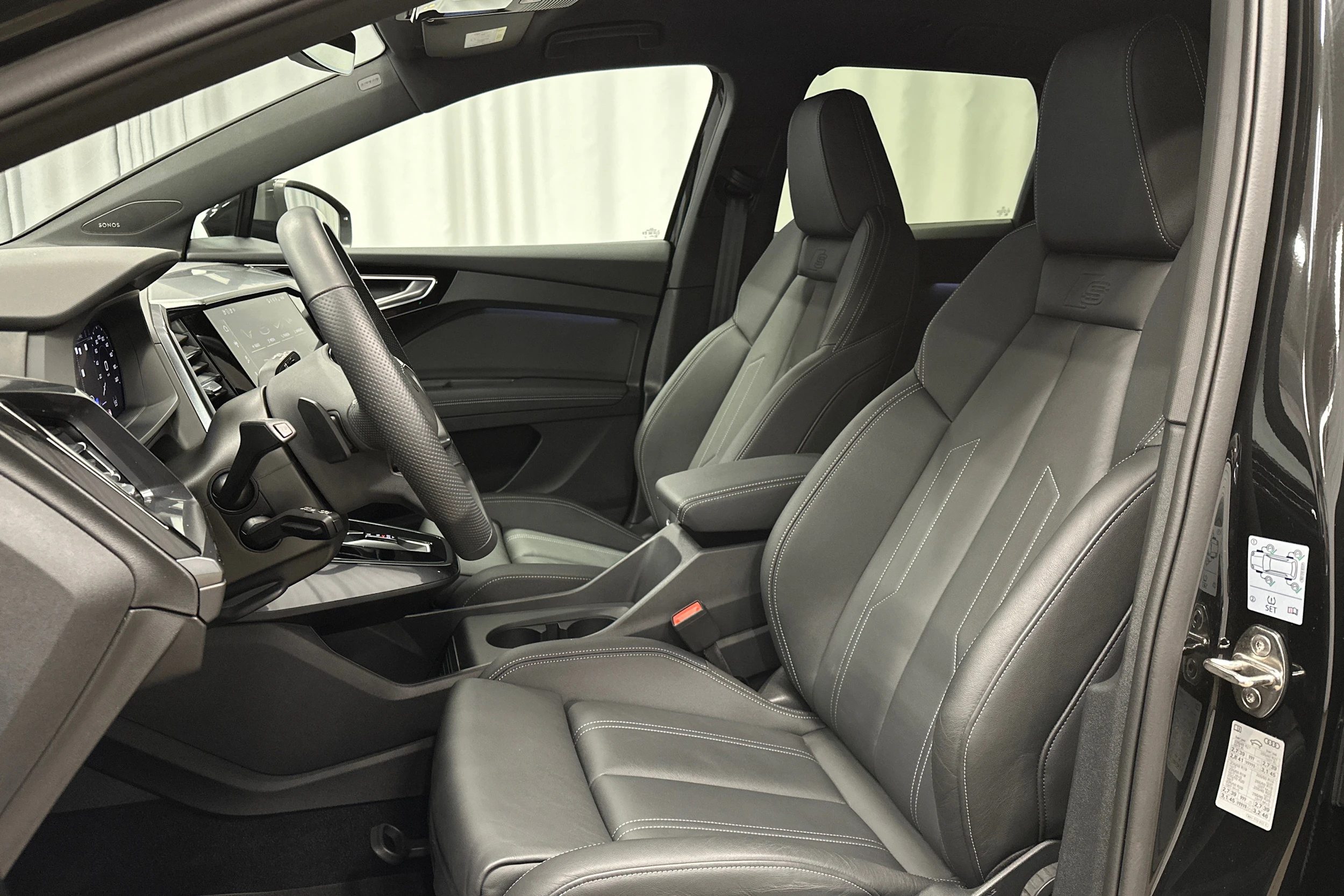 musta Audi Q4 e-tron 2024 kuva 15.