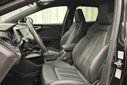 musta Audi Q4 e-tron 2024 kuva 15.