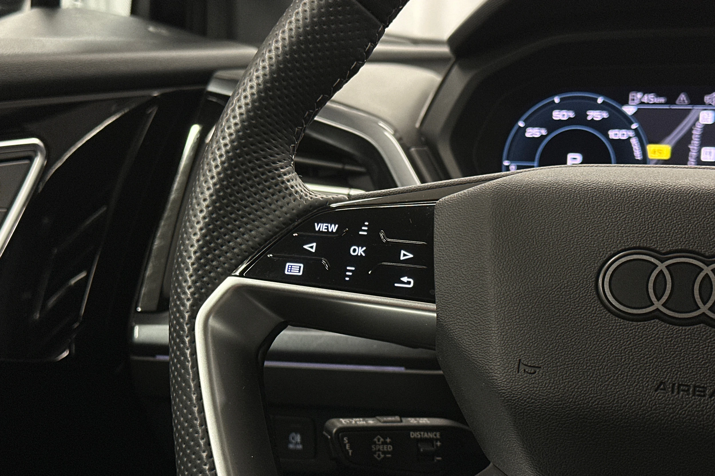 musta Audi Q4 e-tron 2024 kuva 17.