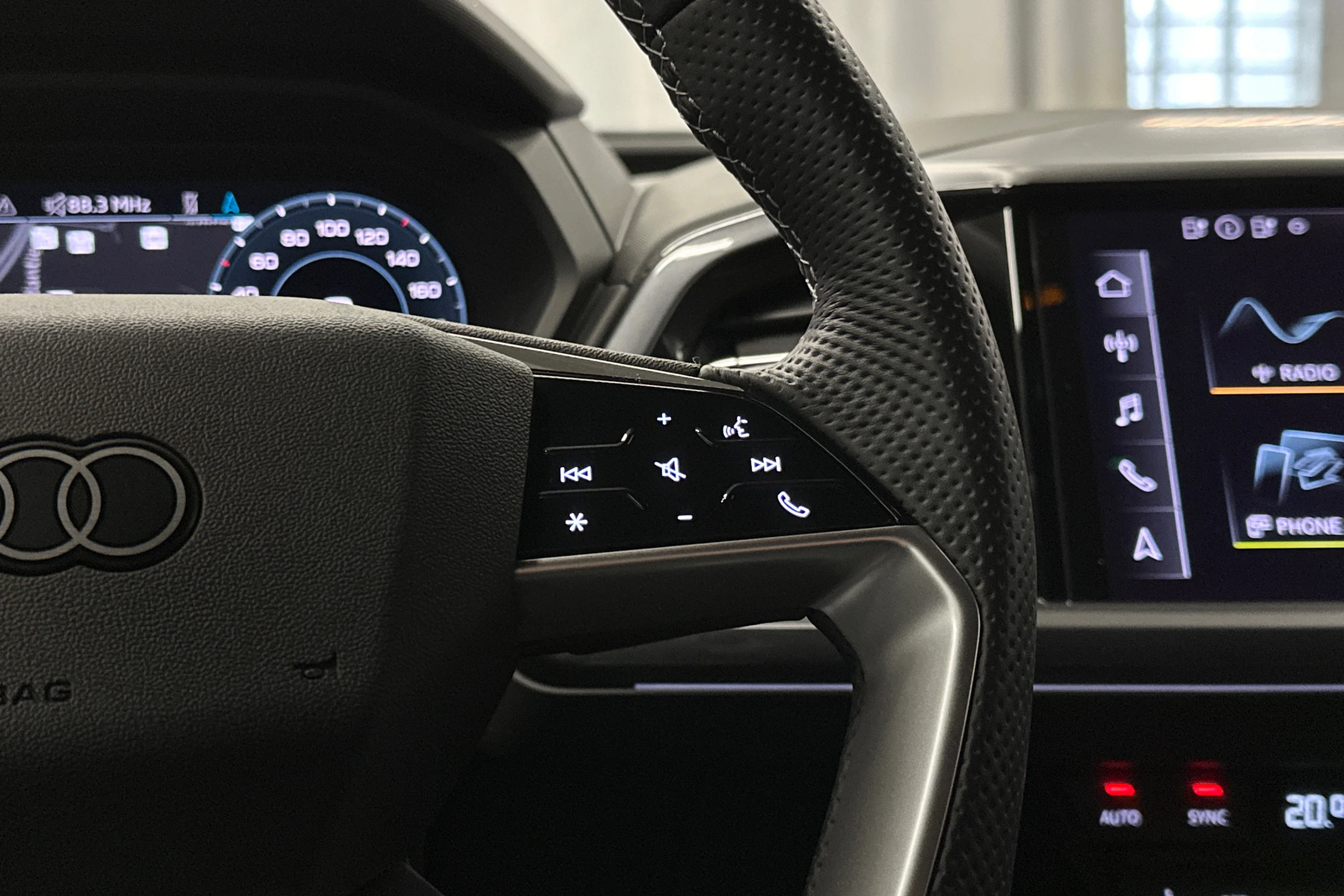 musta Audi Q4 e-tron 2024 kuva 18.