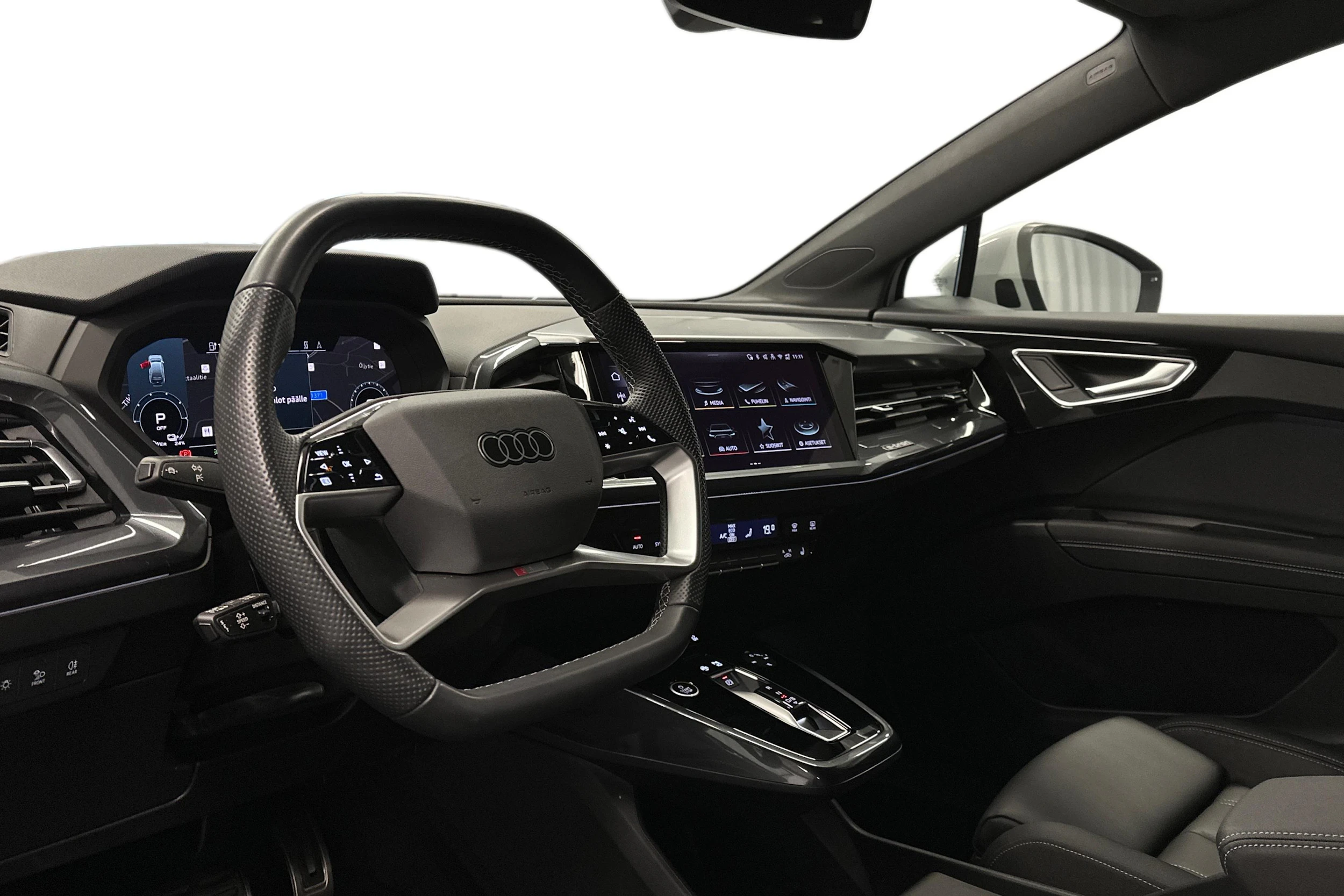 valkoinen Audi Q4 e-tron 2024 kuva 6.