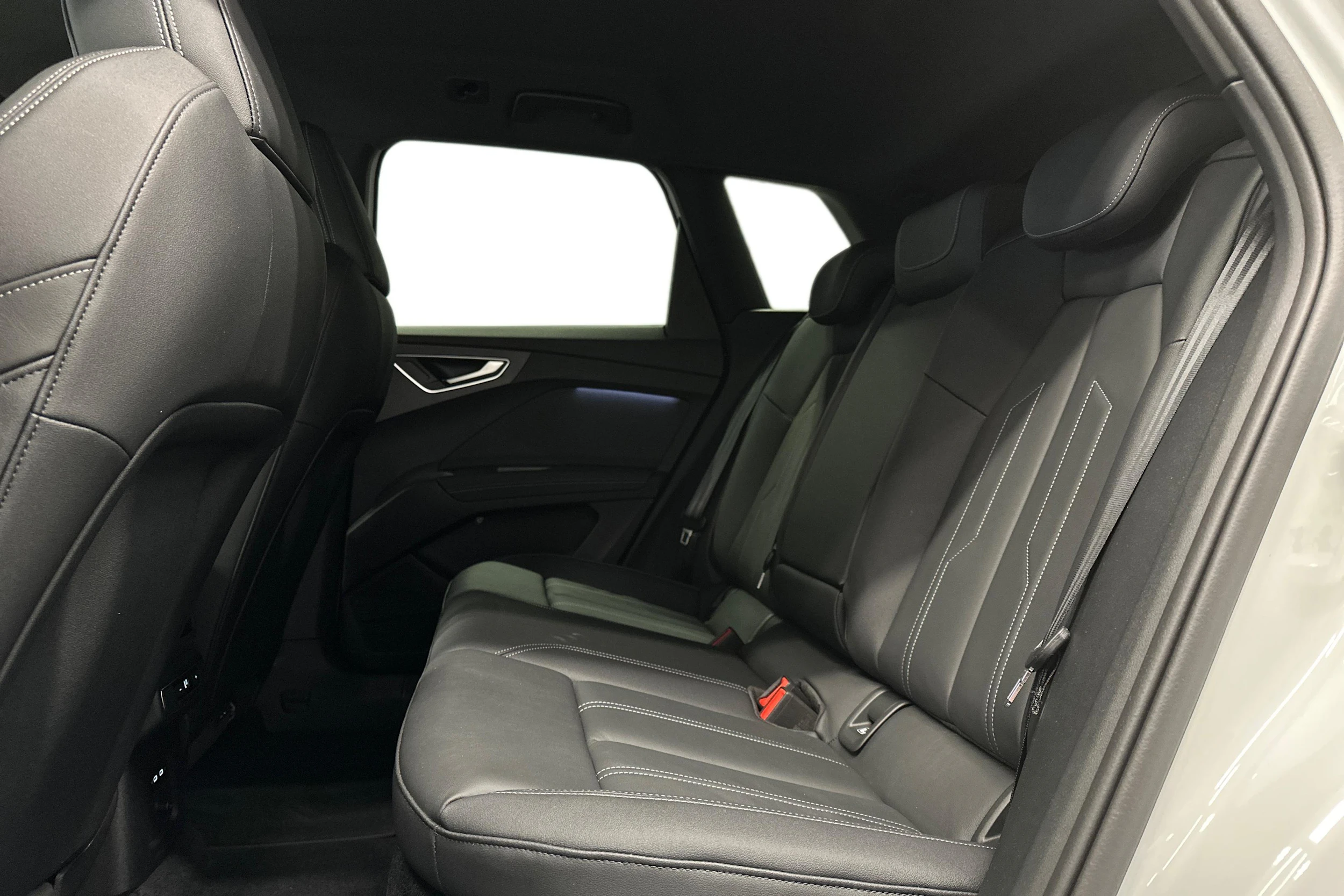valkoinen Audi Q4 e-tron 2024 kuva 8.
