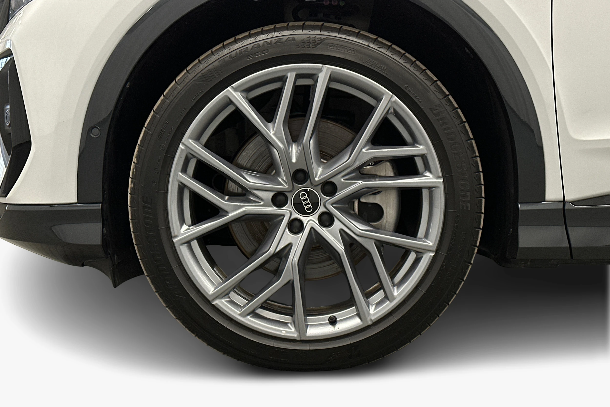 valkoinen Audi Q4 e-tron 2024 kuva 9.