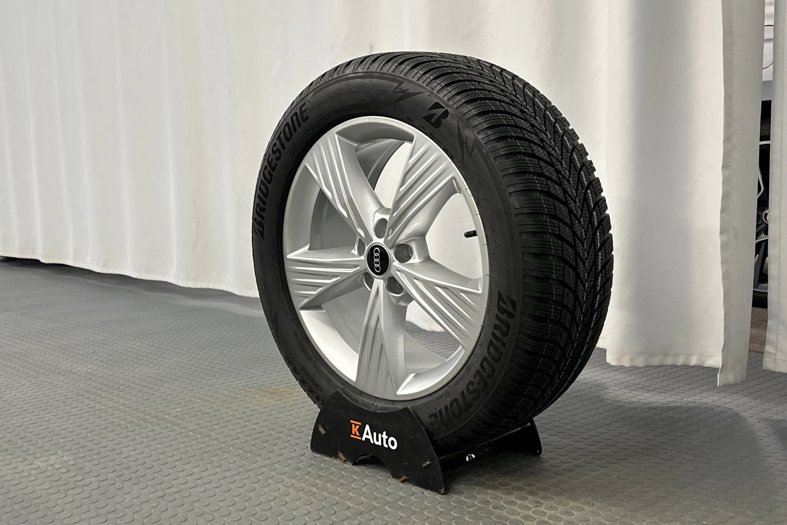 valkoinen Audi Q4 e-tron 2024 kuva 10.