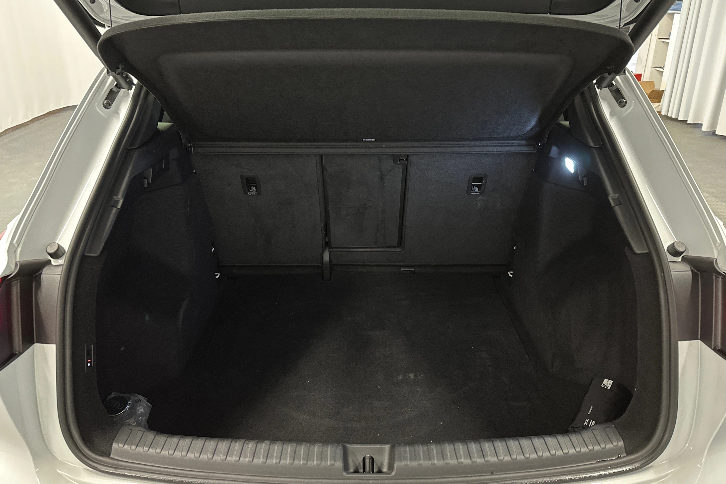 valkoinen Audi Q4 e-tron 2024 kuva 11.