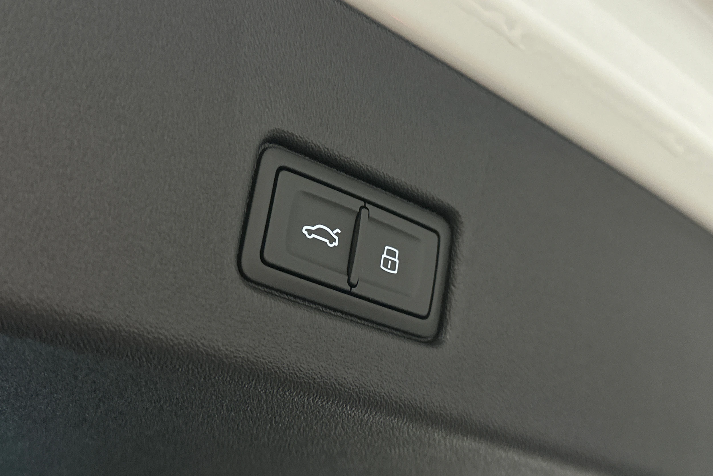 valkoinen Audi Q4 e-tron 2024 kuva 12.