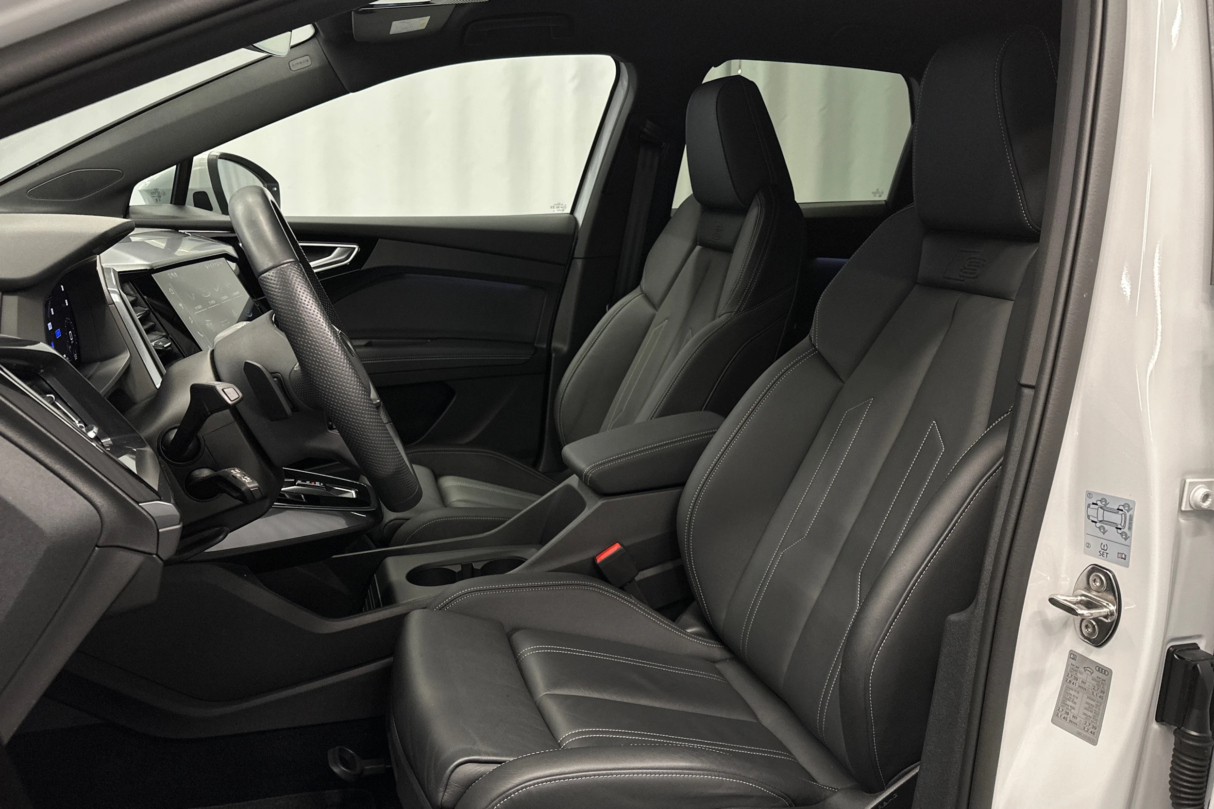 valkoinen Audi Q4 e-tron 2024 kuva 15.
